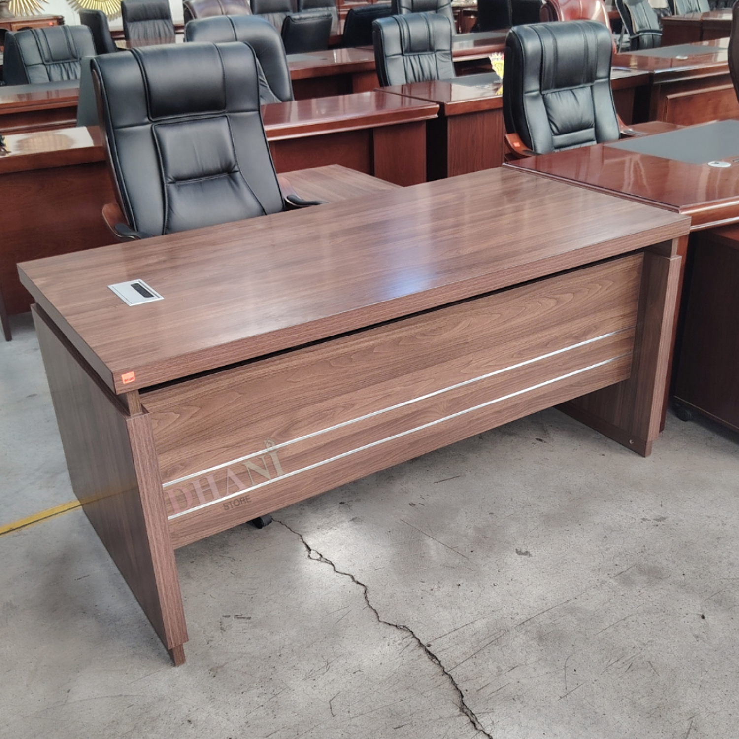 Escritorio Ejecutivo de Madera Clásico con Pasacables Integrado para Oficina  6