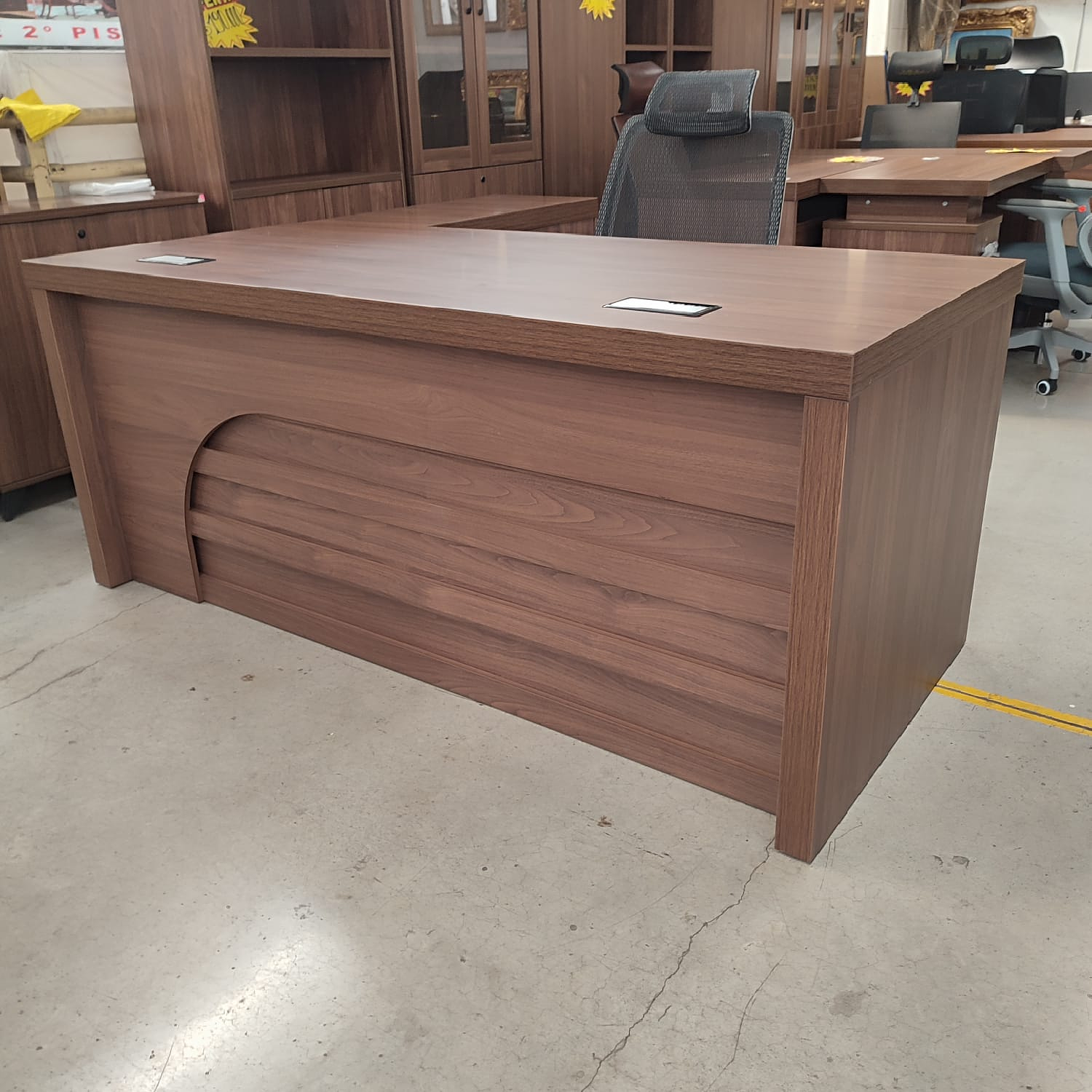 Escritorio Ejecutivo de Madera Clásico para Oficina Presidencial con Pasacables Integrado 7