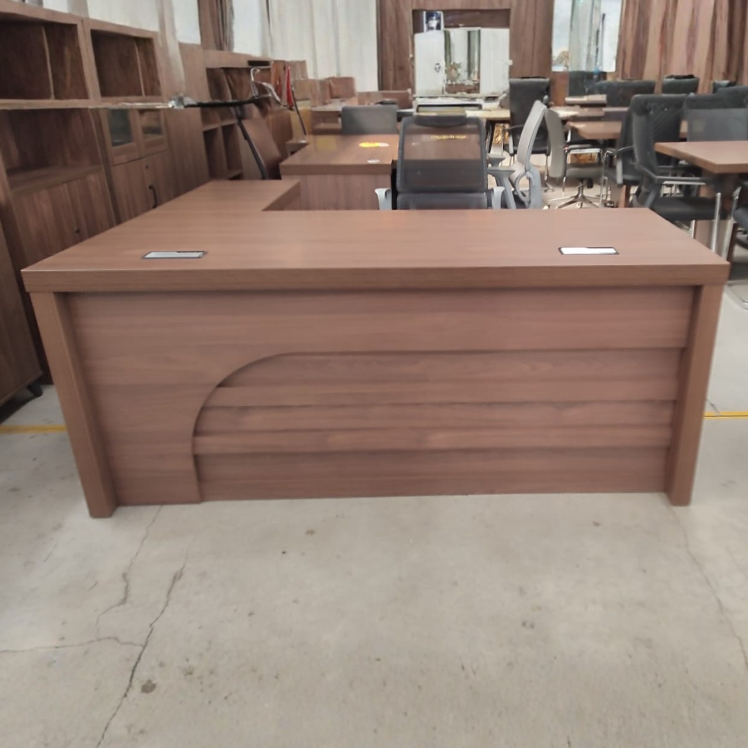 Escritorio Ejecutivo de Madera Clásico para Oficina Presidencial con Pasacables Integrado 6