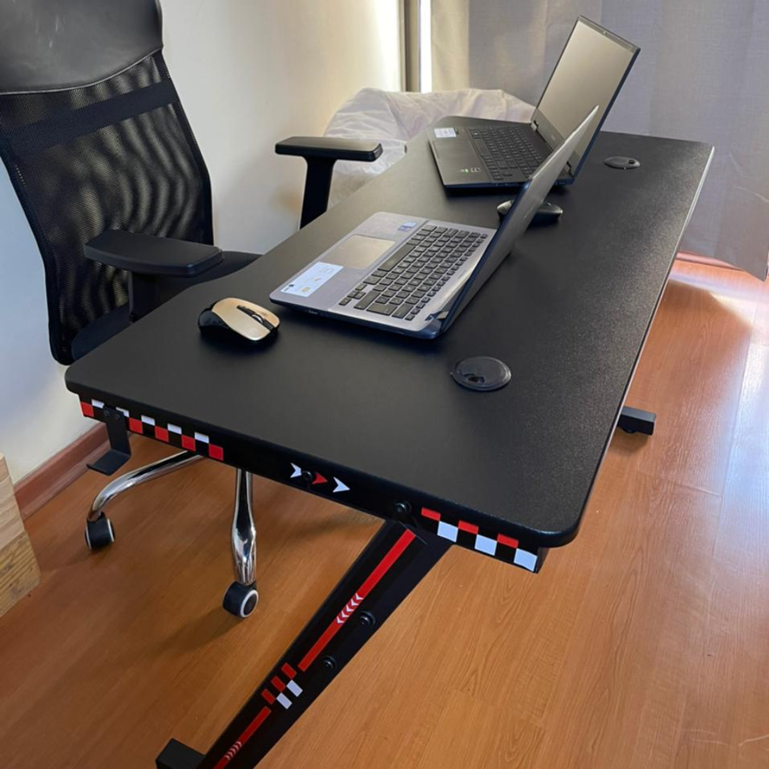 Escritorio Gamer Minimalista en Z Negro para Oficina y Setup Profesional 7