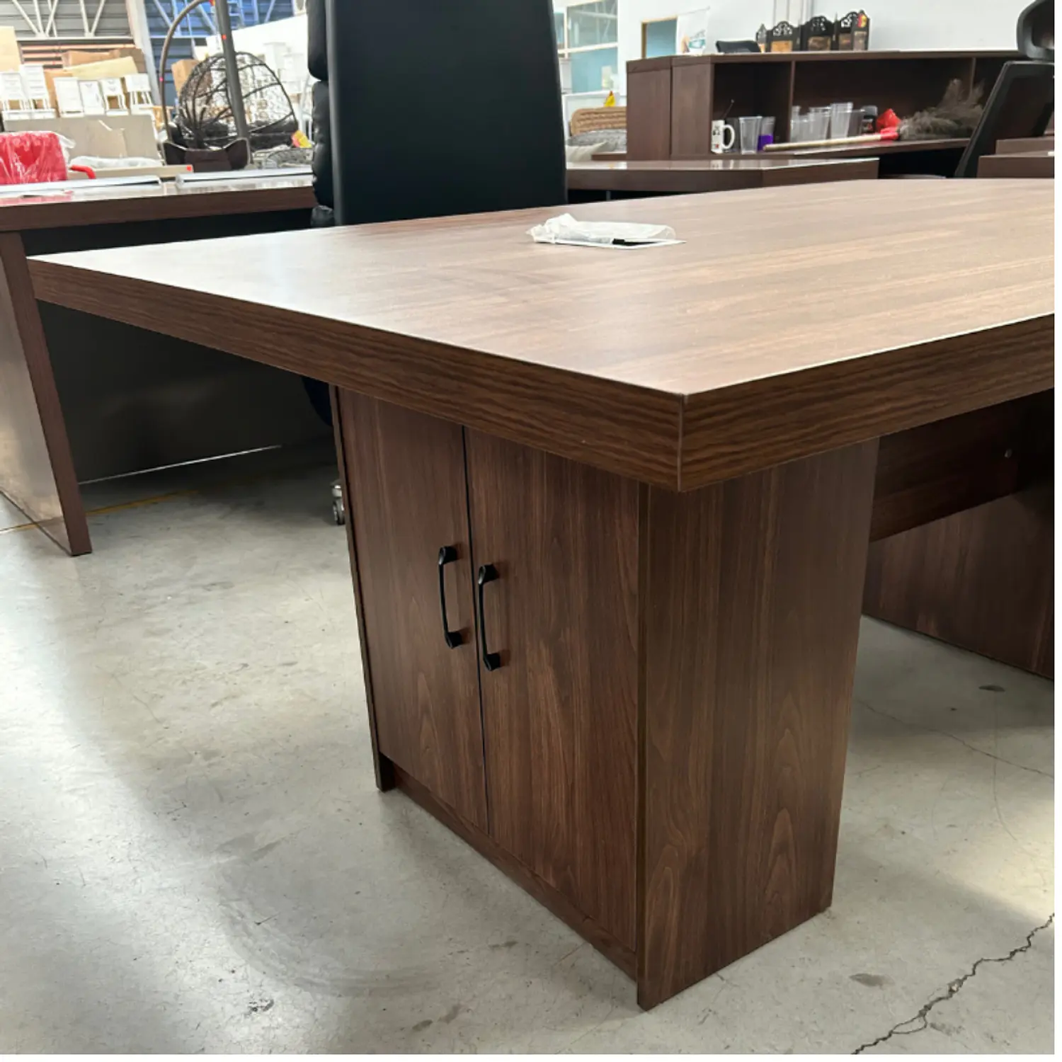 Mesa de Reuniones Rectangular en Madera Oscura con Cajones  4