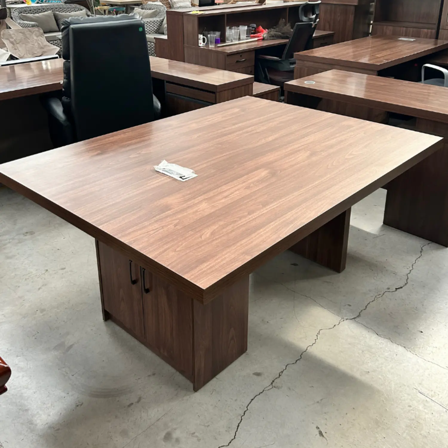 Mesa de Reuniones Rectangular en Madera Oscura con Cajones  5