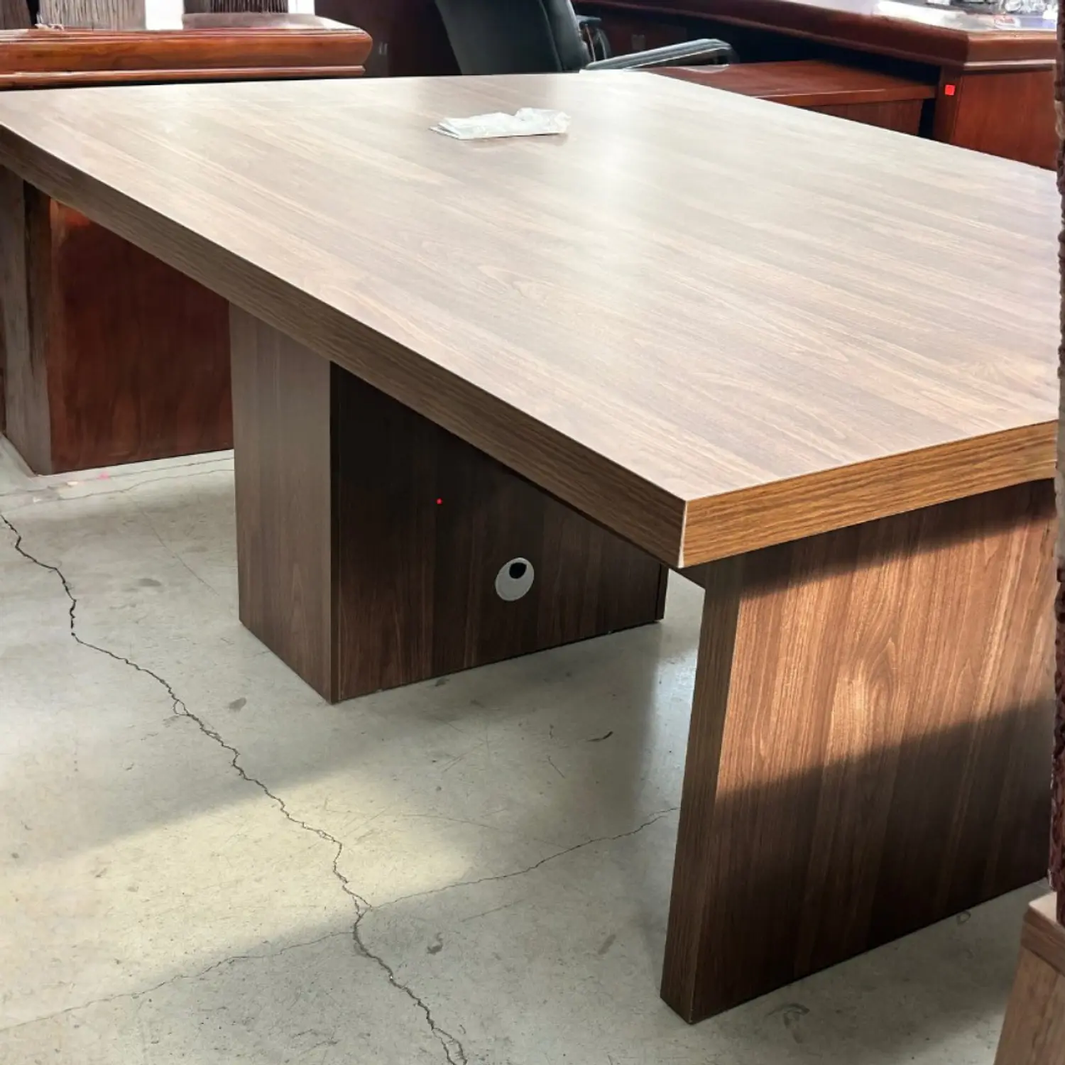 Mesa de Reuniones Rectangular en Madera Oscura con Cajones  6