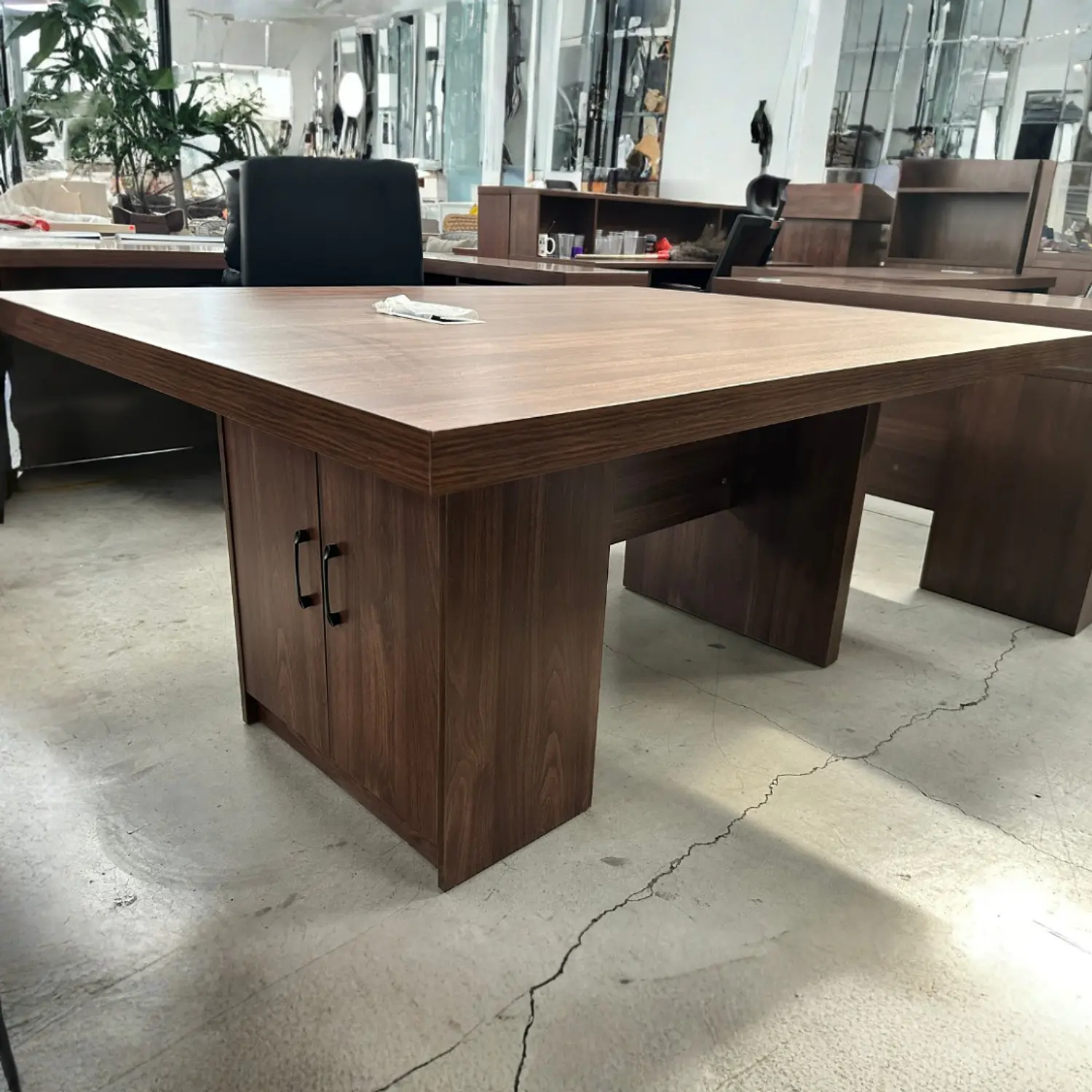 Mesa de Reuniones Rectangular en Madera Oscura con Cajones  7