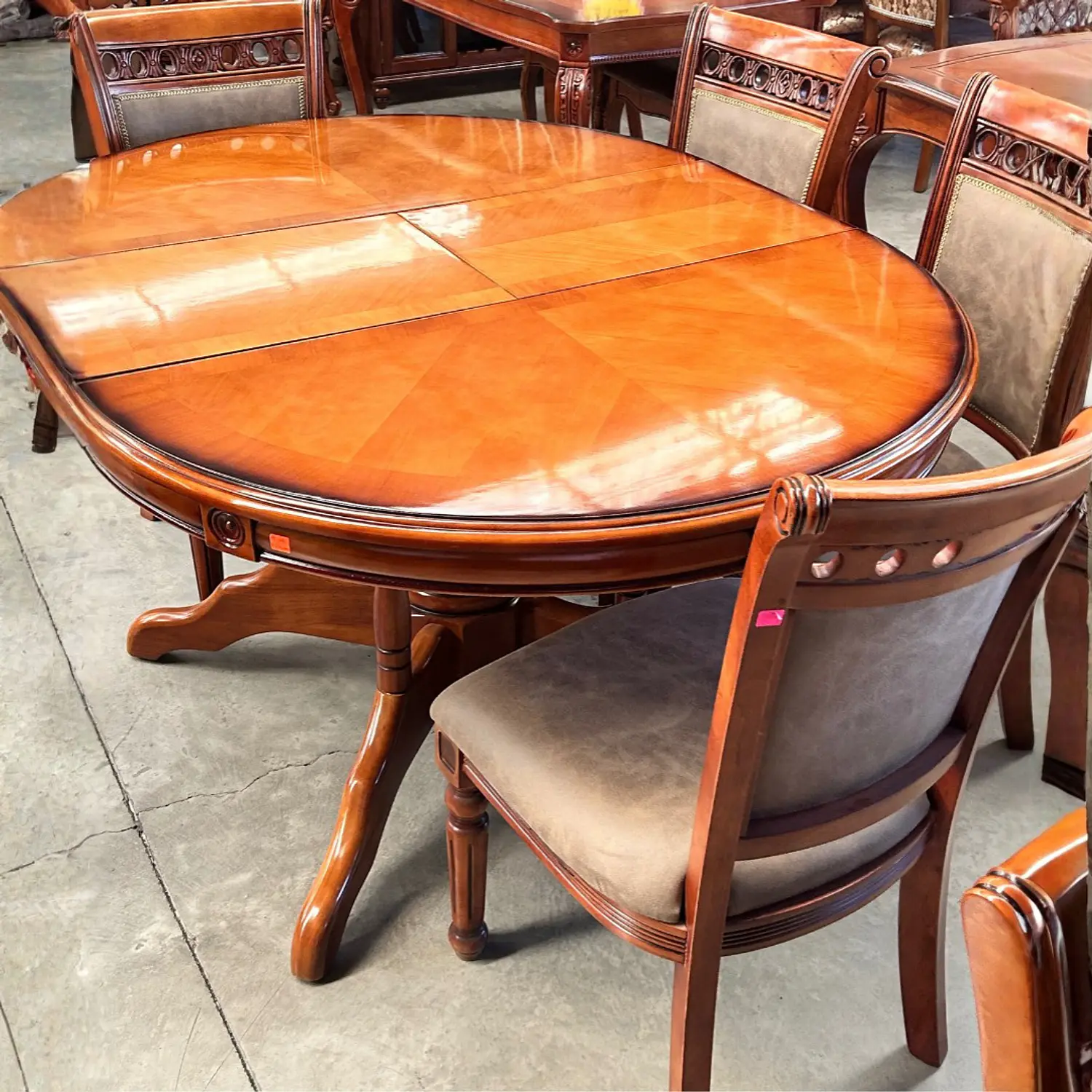 Comedor de 6 Sillas Oval Tallado en Madera Roble Americano  3