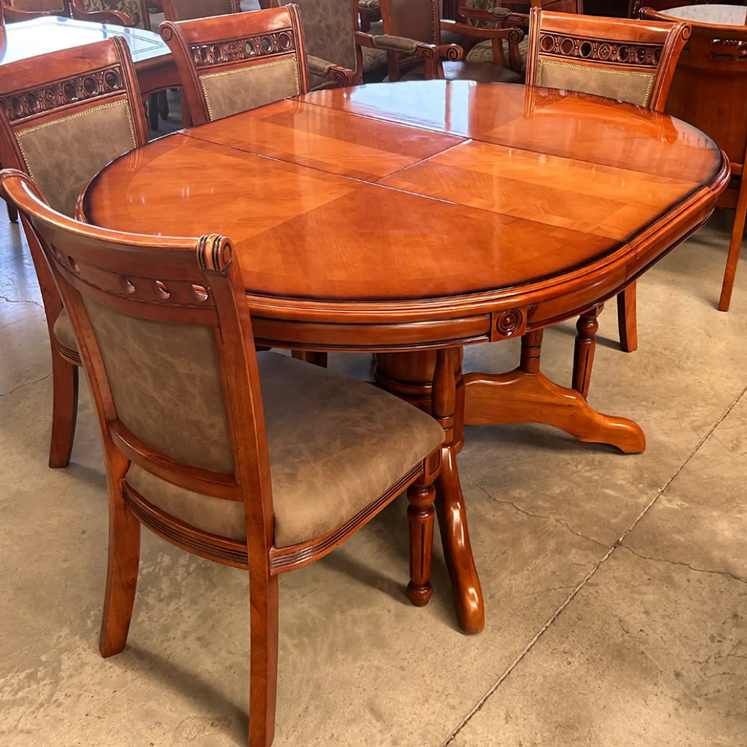 Comedor de 6 Sillas Oval Tallado en Madera Roble Americano  4