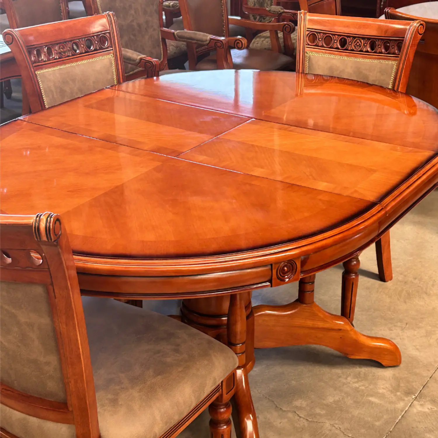 Comedor de 6 Sillas Oval Tallado en Madera Roble Americano  5