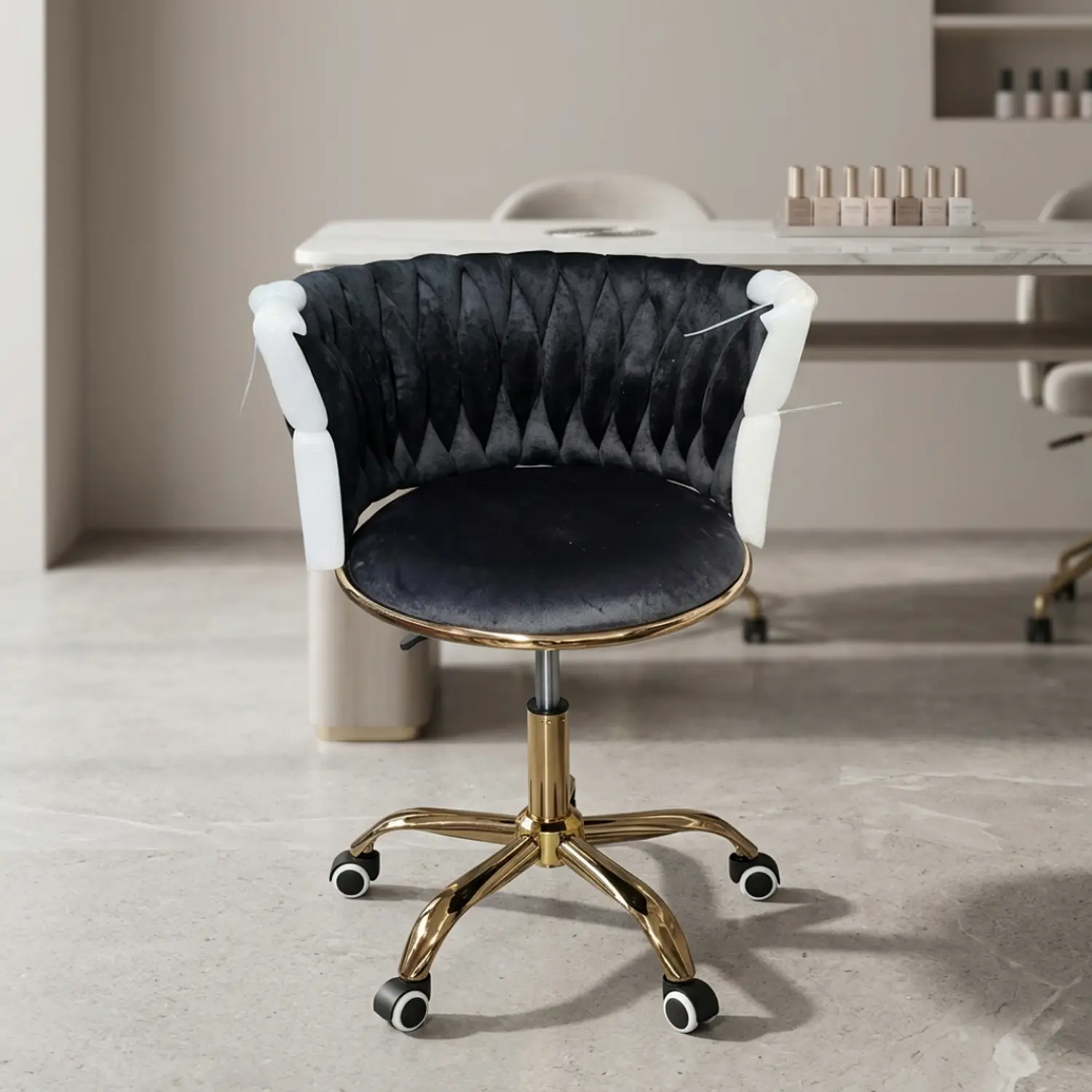 Silla Manicure Profesional Velvet con Ruedas y Base Dorada Monaco para Salón de Belleza 9