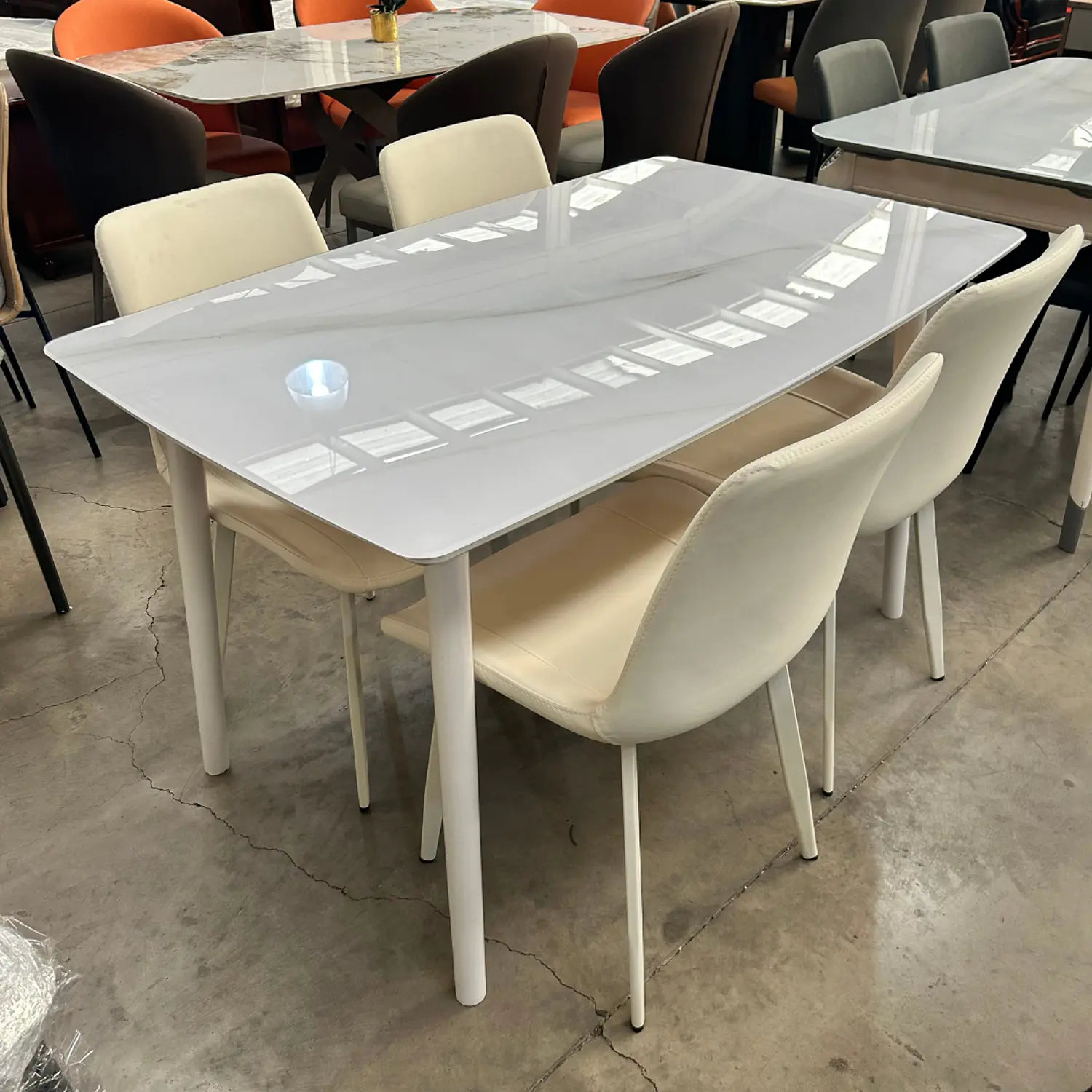 Comedor Rectangular con Diseño Mármol Blanco con 4 Sillas Color Beige 4