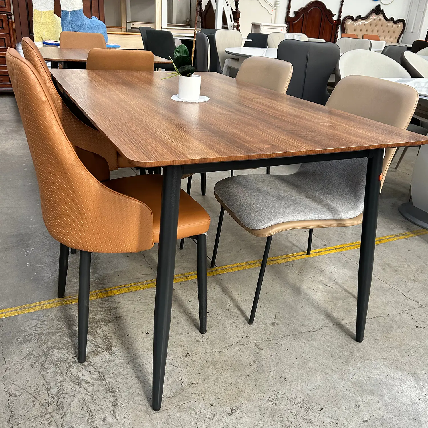 Comedor Rectangular con Acabado Roble y 4 Sillas Tapizadas 4