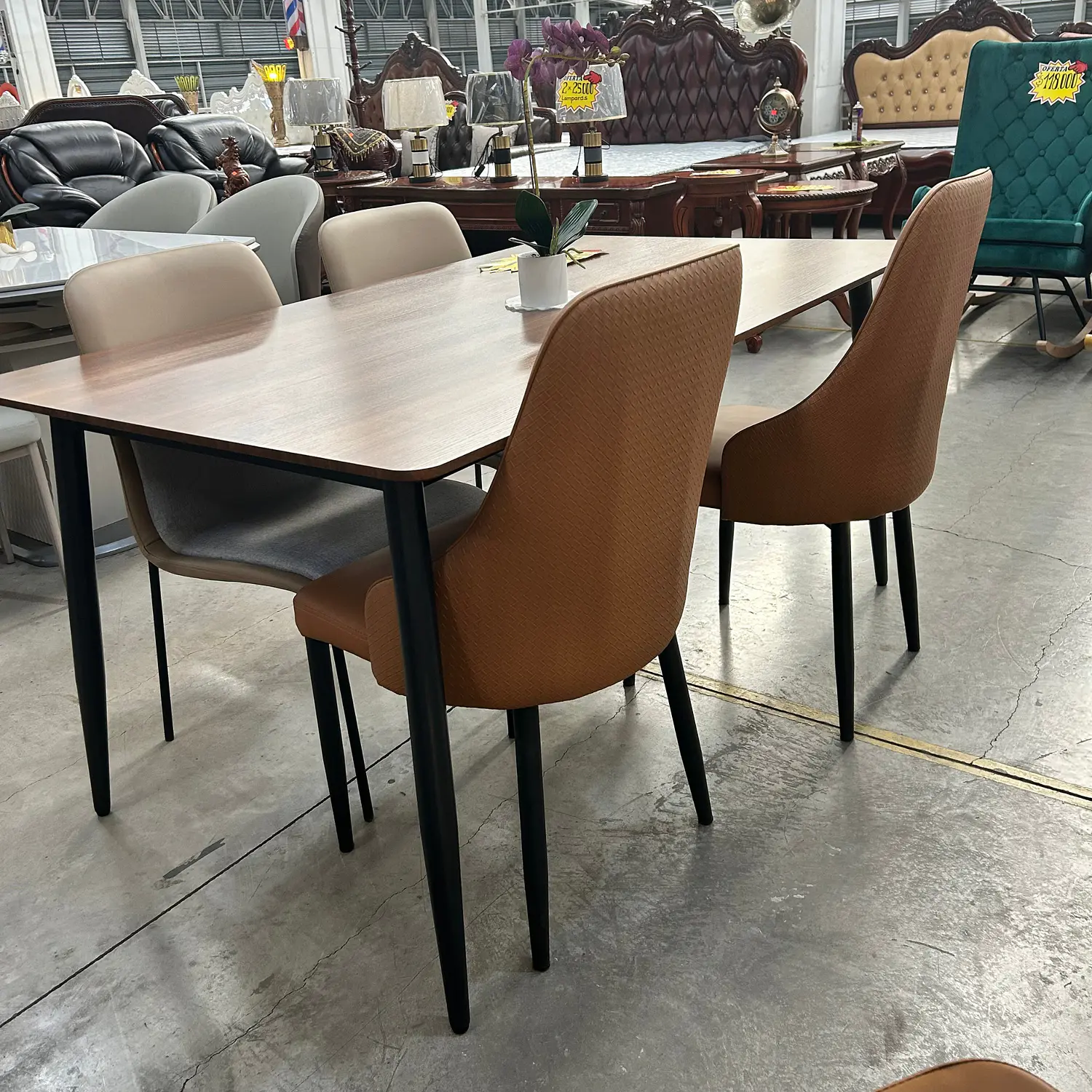 Comedor Rectangular con Acabado Roble y 4 Sillas Tapizadas 6