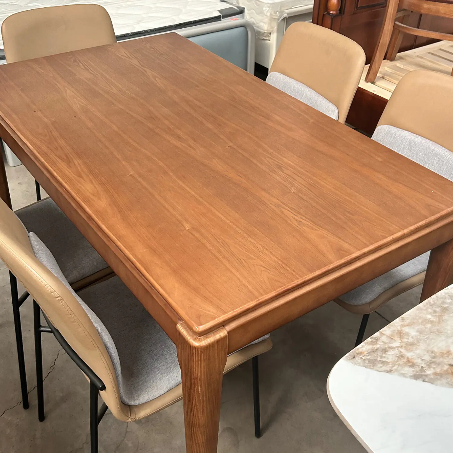 Comedor Clásico Moderno con Mesa Rectangular de Madera con 4 o 6 Sillas Tapizadas 6