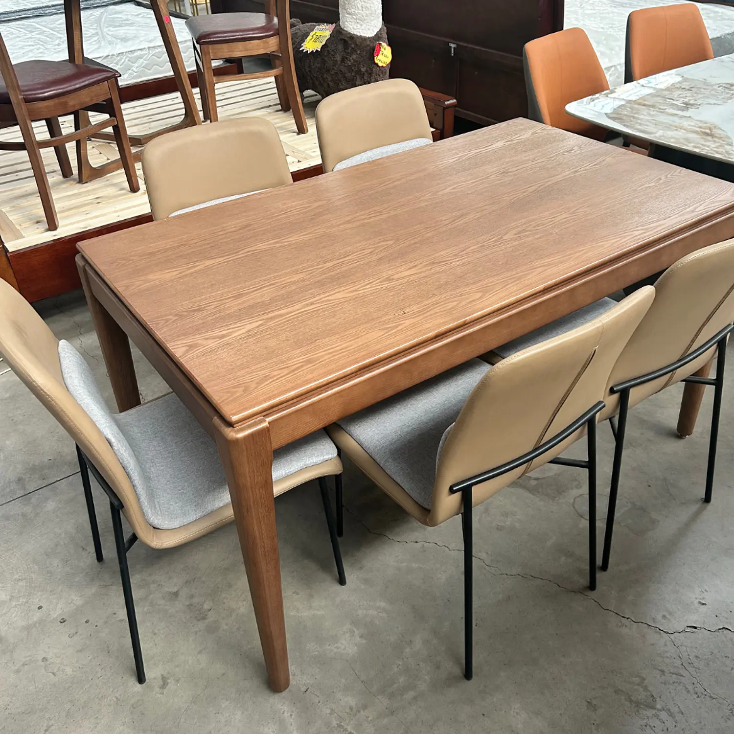 Comedor Clásico Moderno con Mesa Rectangular de Madera con 4 o 6 Sillas Tapizadas 8