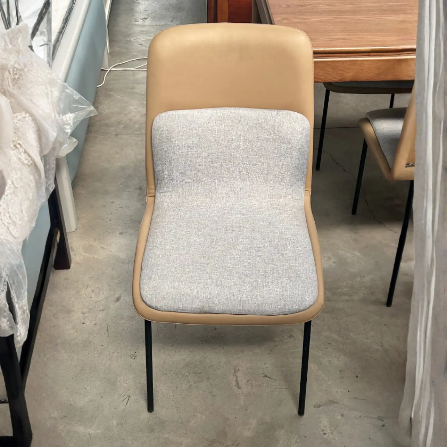 Comedor Moderno con Mesa Rectangular de Madera y 4 o 6 Sillas Tapizadas 7