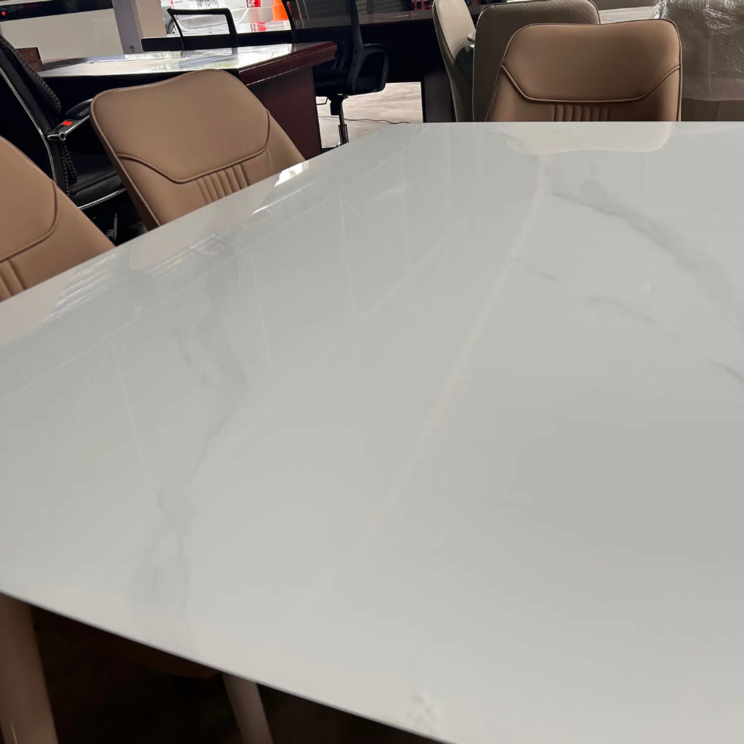 Juego de Comedor Moderno Blanco con 4 Sillas Tapizadas en EcoCuero Beige 8