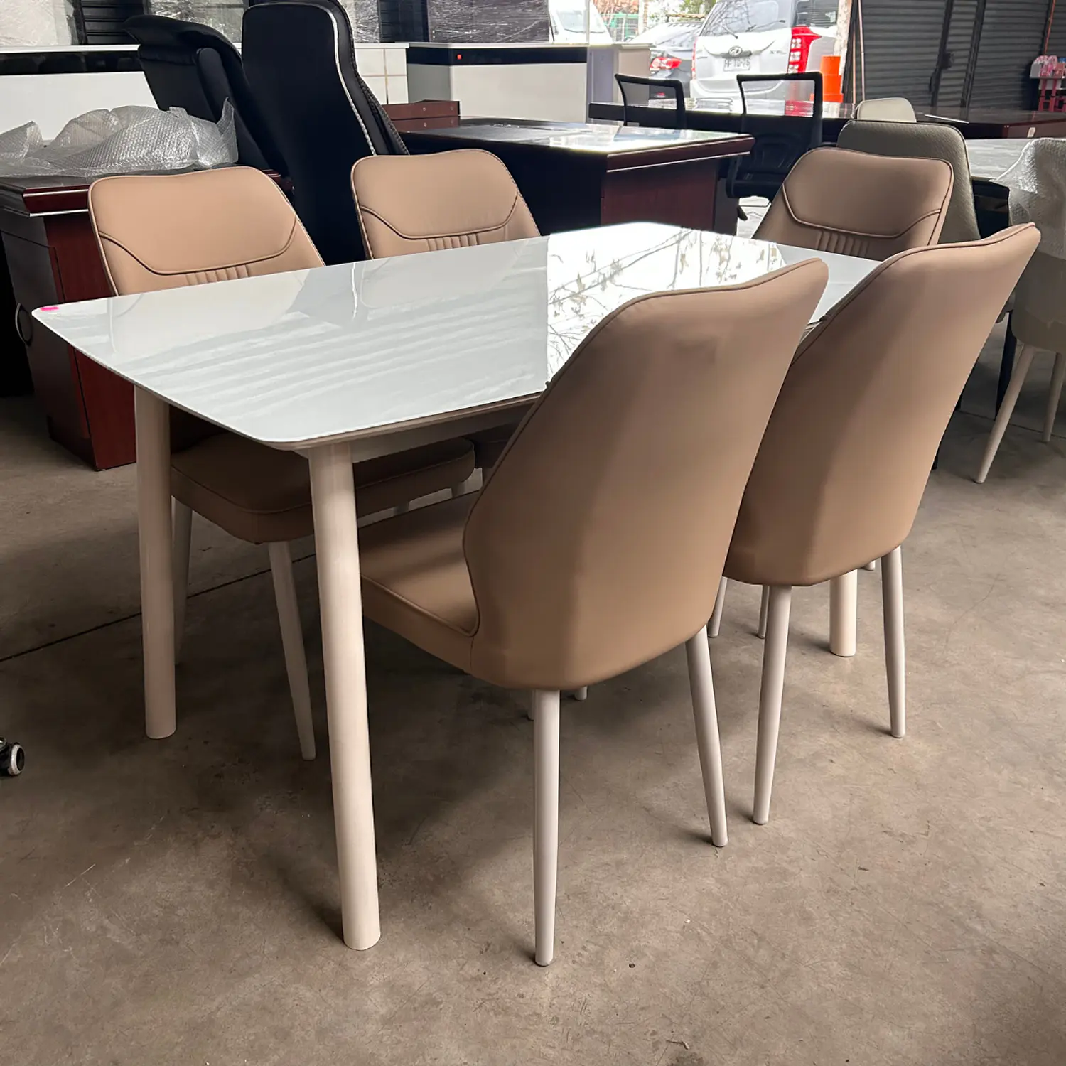 Juego de Comedor Moderno Blanco con 4 Sillas Tapizadas en EcoCuero Beige 2