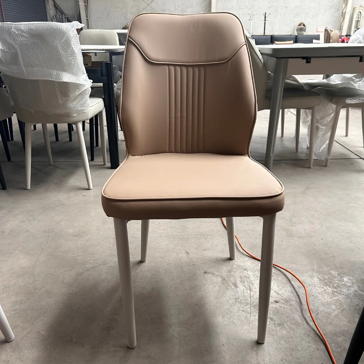 Juego de Comedor Moderno Blanco con 4 Sillas Tapizadas en EcoCuero Beige 7
