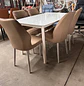 Juego de Comedor Moderno Blanco con 4 Sillas Tapizadas en EcoCuero Beige - Miniatura 3