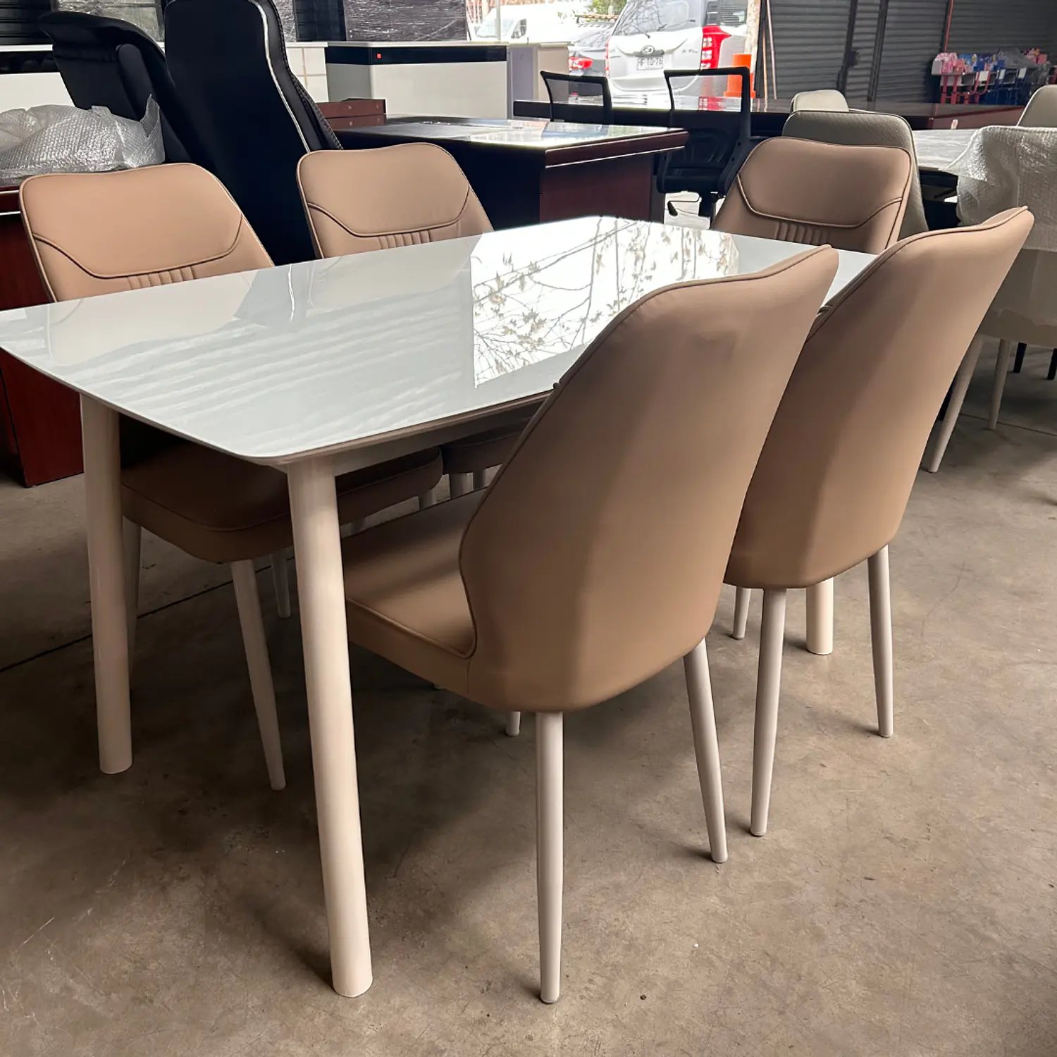 Juego de Comedor Moderno Blanco con 4 Sillas Tapizadas en EcoCuero Beige 4