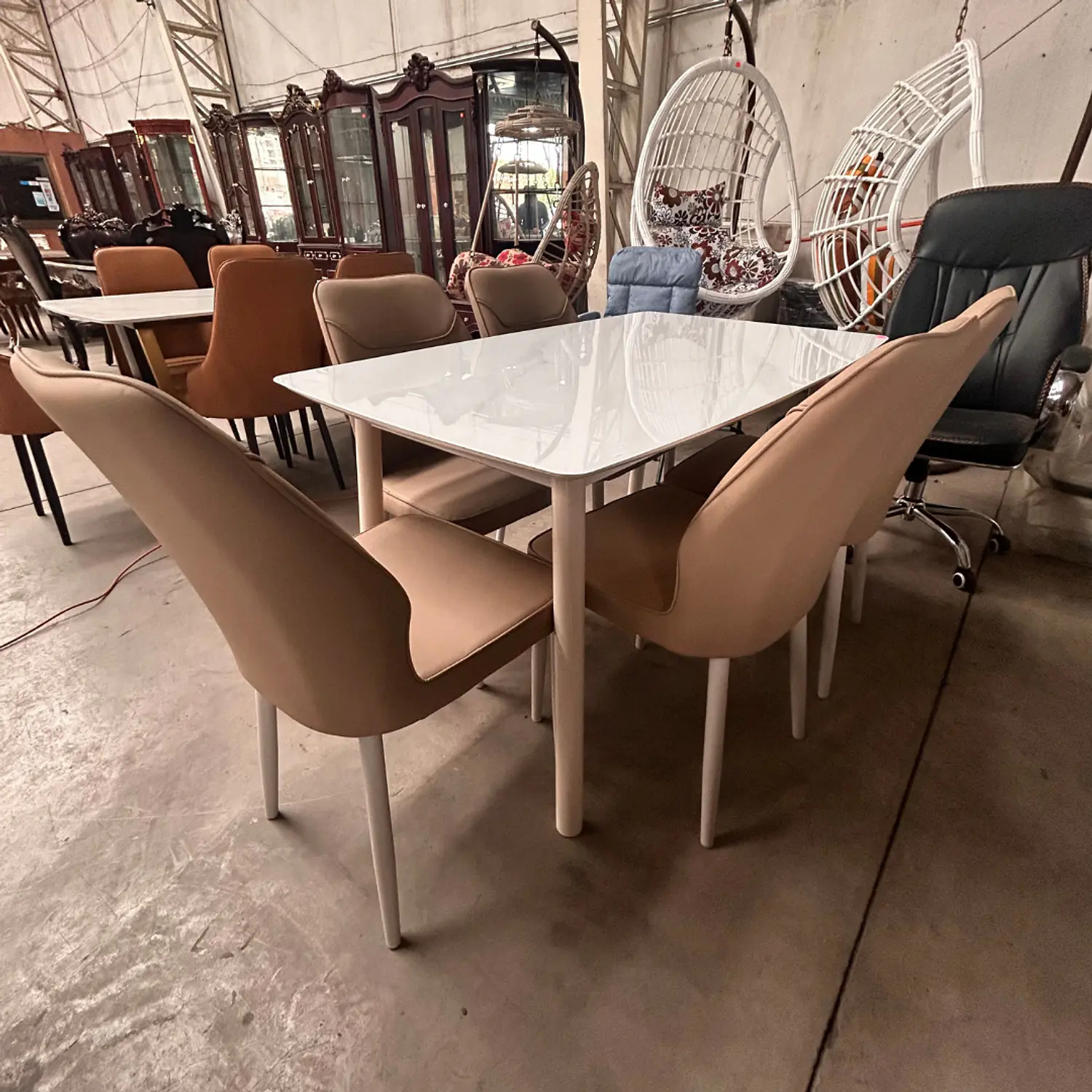 Juego de Comedor Moderno Blanco con 4 Sillas Tapizadas en EcoCuero Beige 5