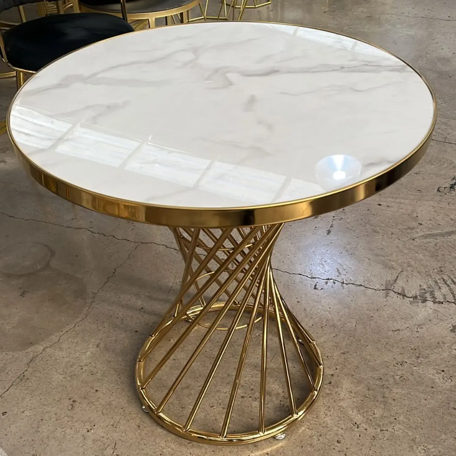Mesa de Centro Redonda con Mármol Blanco y Base Dorada o Plateada 4