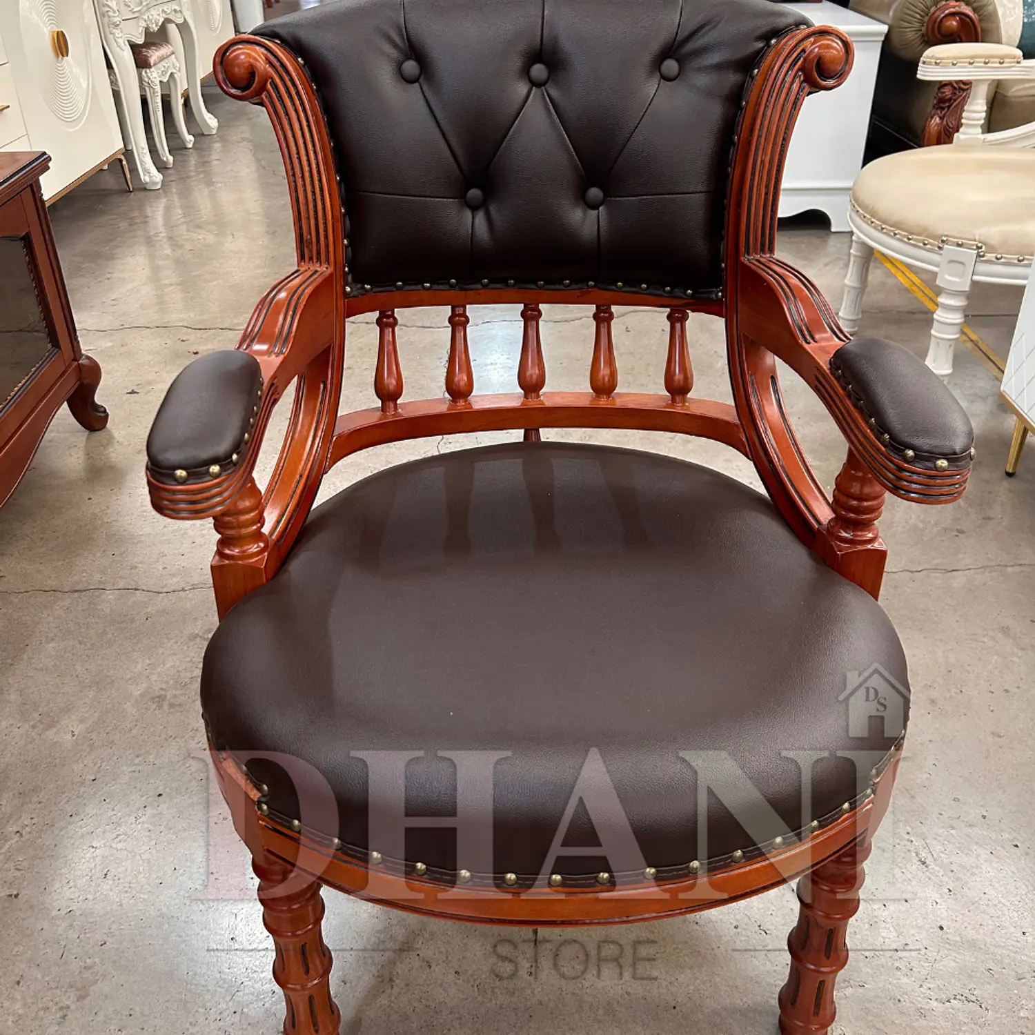 Sitial Clásico Capitoné de Roble Americano con Ecocuero | Silla Vintage Elegante | Grecia 3