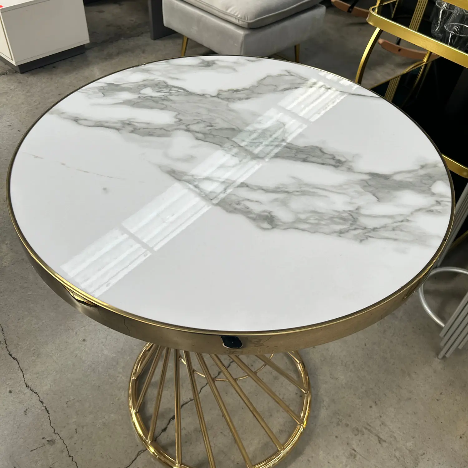 Mesa Lateral Dorada de Mármol Estilo Glam 60 cm 4