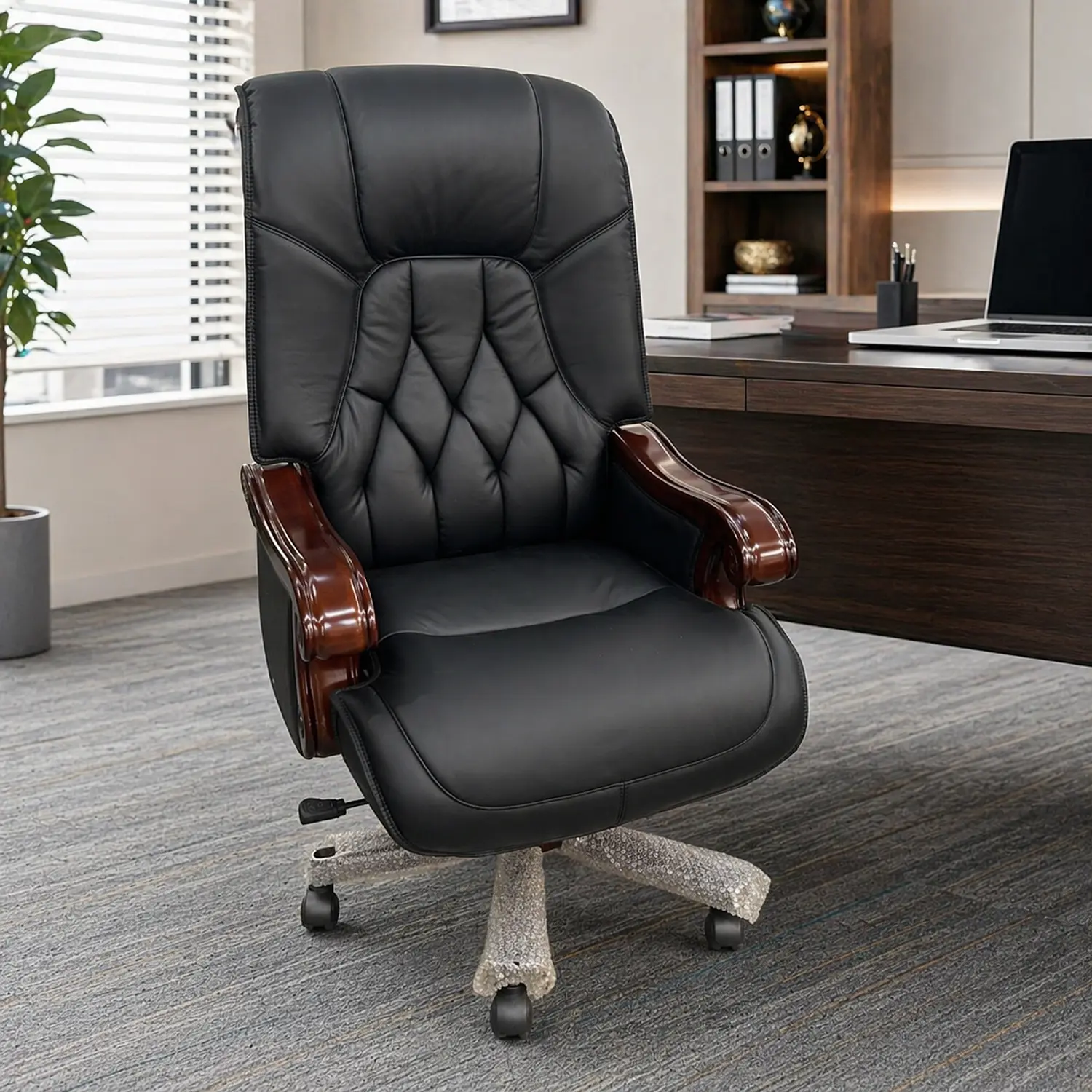 Silla de Escritorio Gerencial de cuero Negro con Brazos de Madera 4