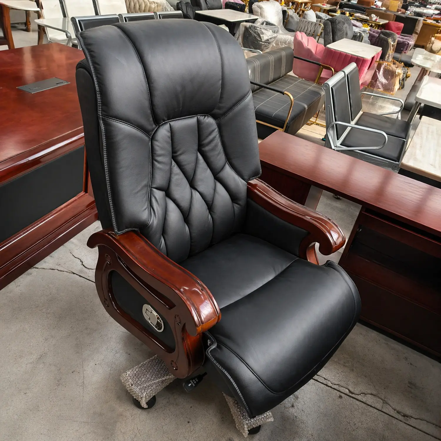 Silla de Escritorio Gerencial de cuero Negro con Brazos de Madera 5