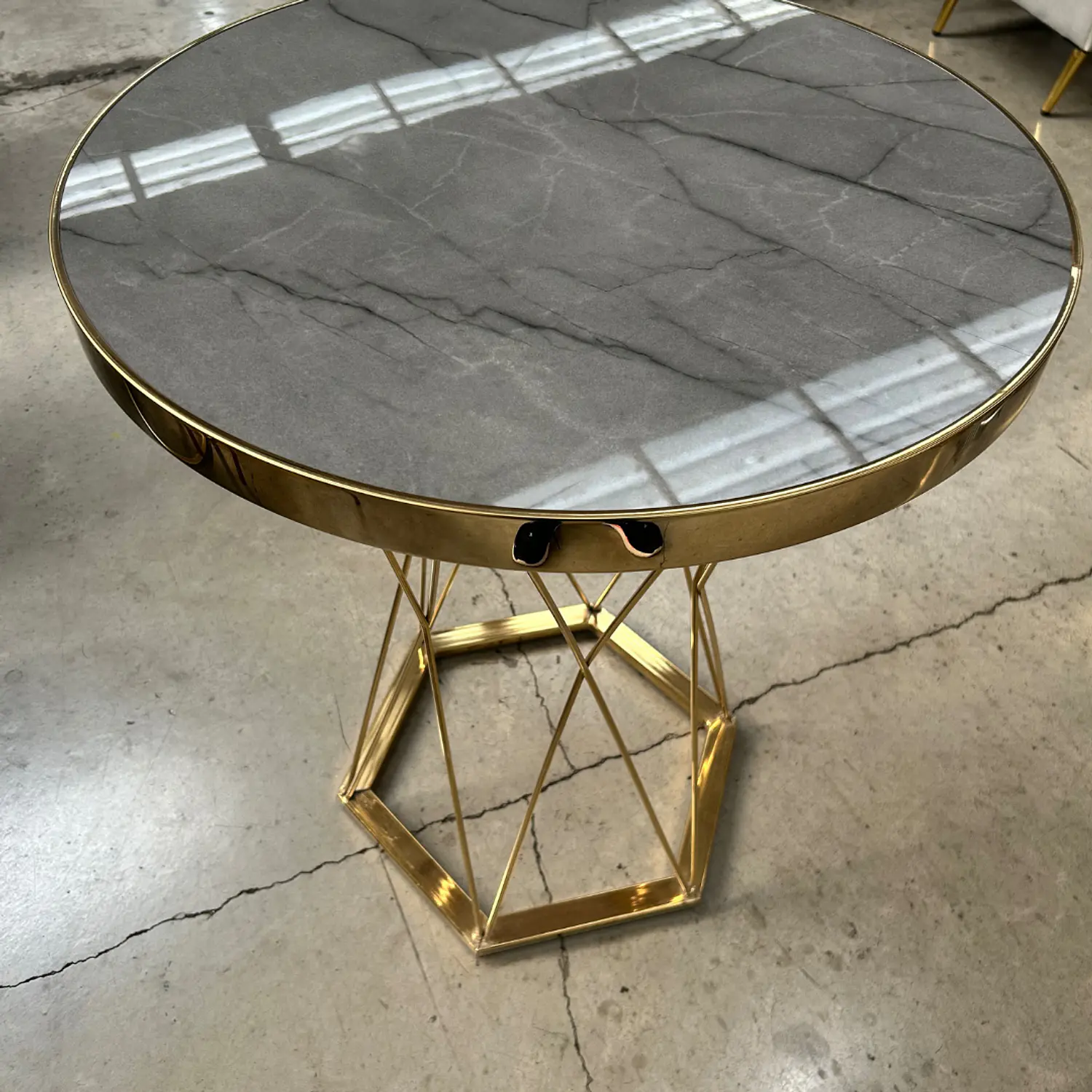 Mesa Lateral Efecto Mármol Gris Redonda con Base Dorada 4