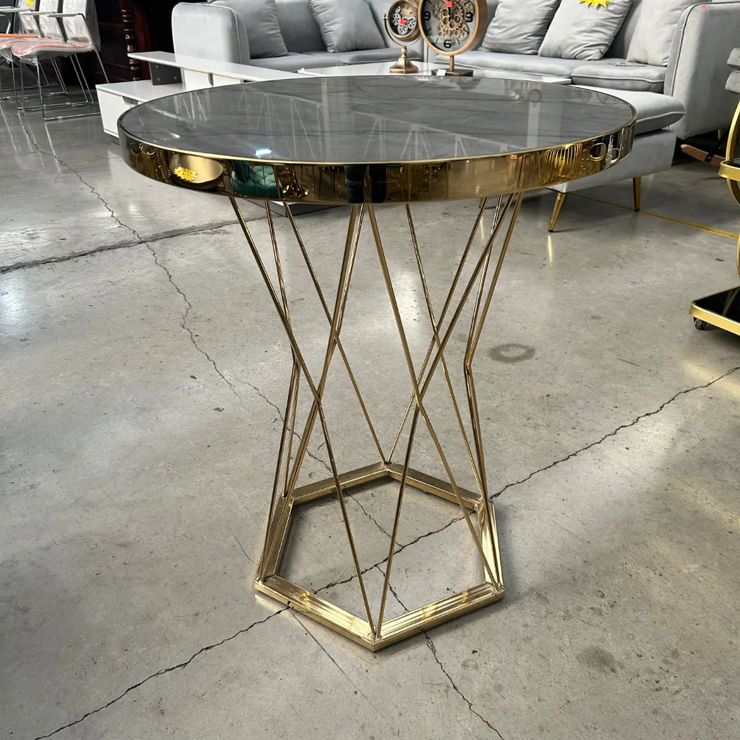 Mesa Lateral Efecto Mármol Gris Redonda con Base Dorada 5