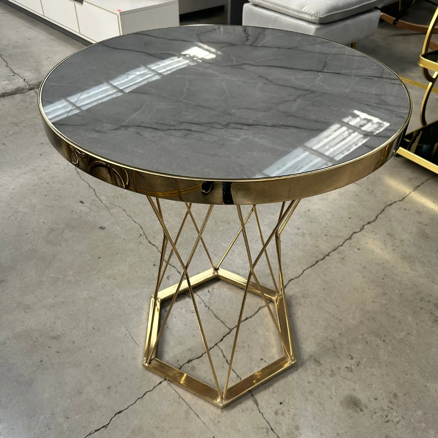 Mesa Lateral Efecto Mármol Gris Redonda con Base Dorada 6