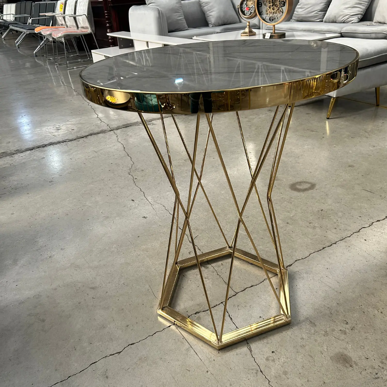 Mesa Lateral Efecto Mármol Gris Redonda con Base Dorada 7