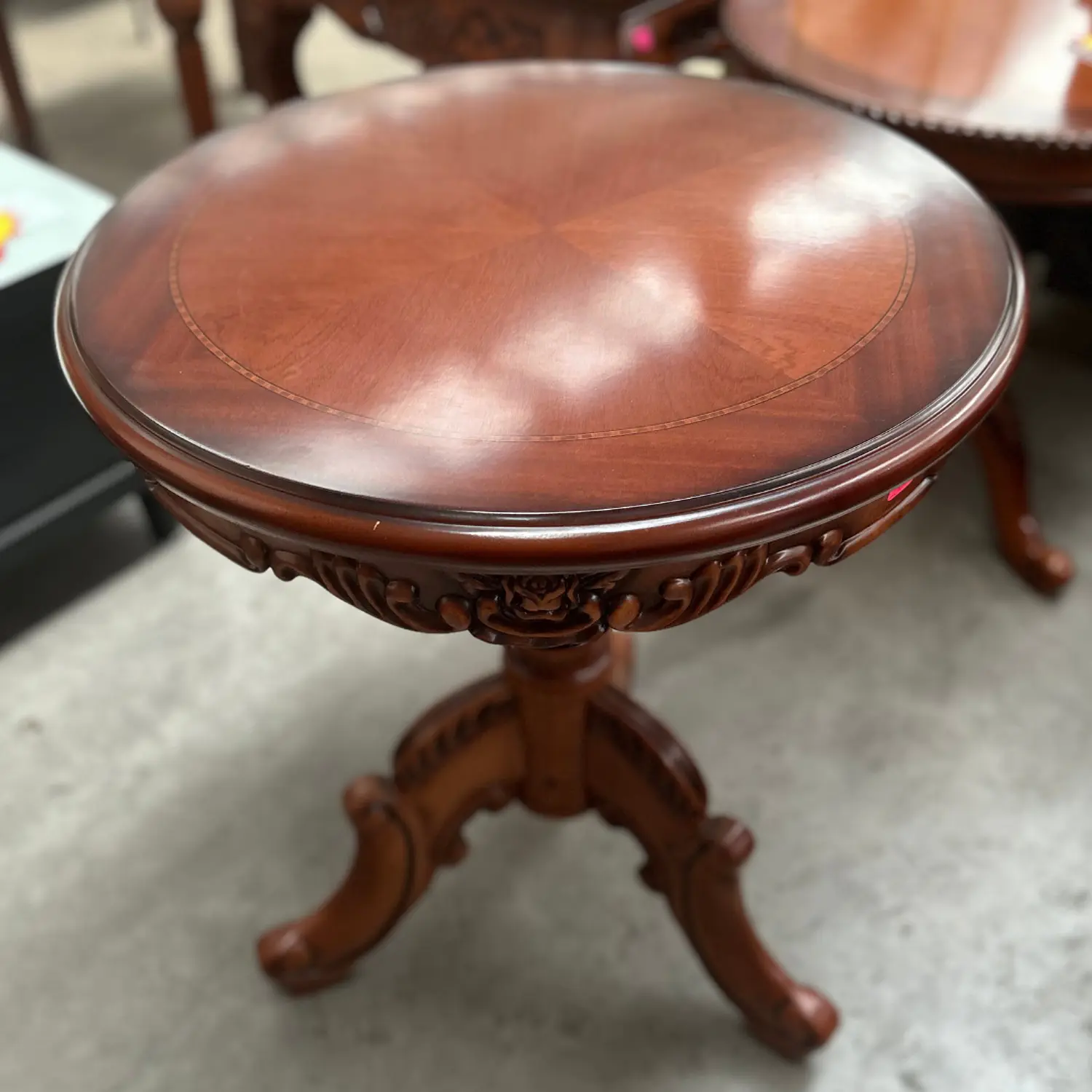 Mesa de Centro Redonda de Madera Caoba Tallada 70x60 4