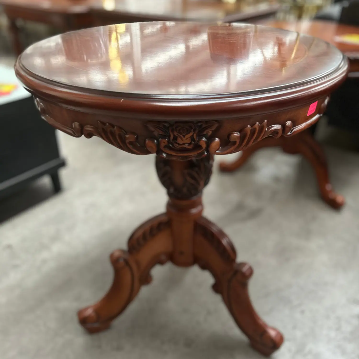 Mesa de Centro Redonda de Madera Caoba Tallada 70x60 5