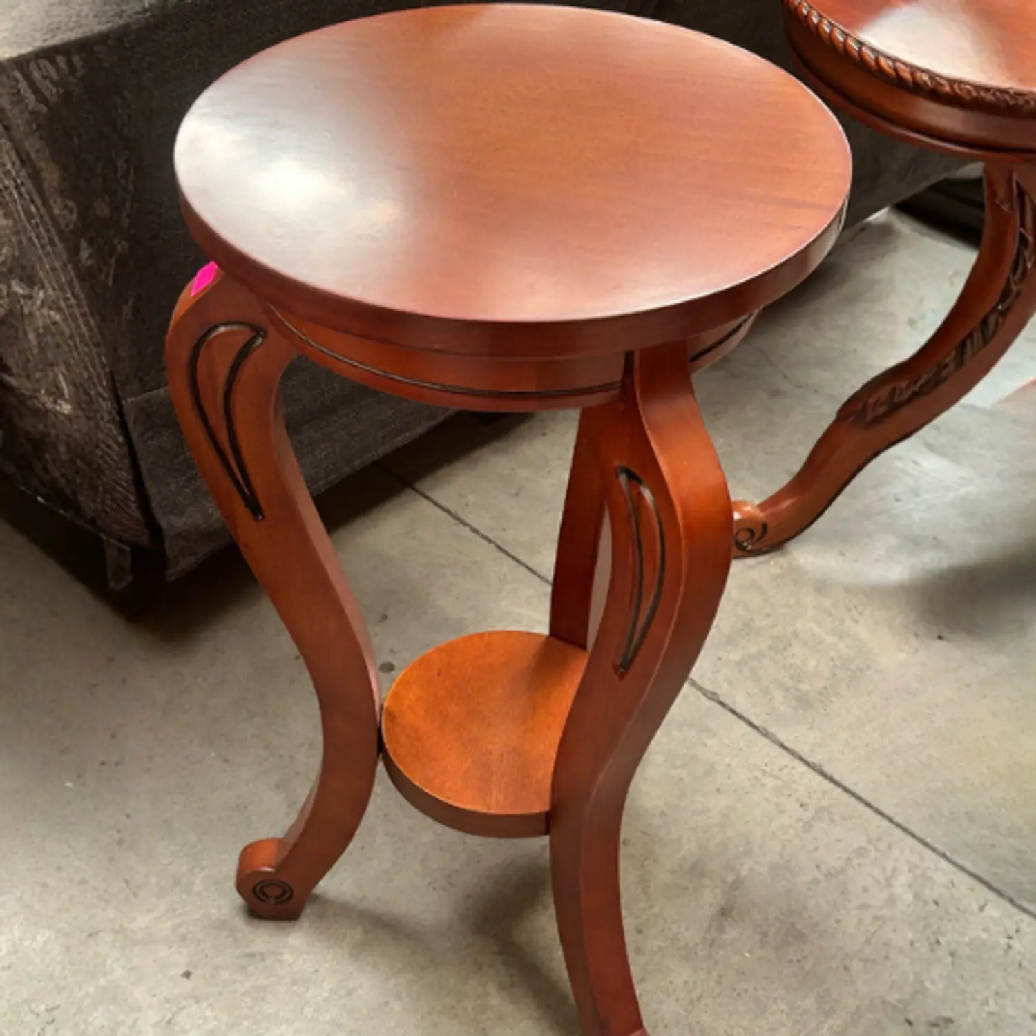 Mesa Lateral Redonda de Madera Color Caoba 2 Niveles 3