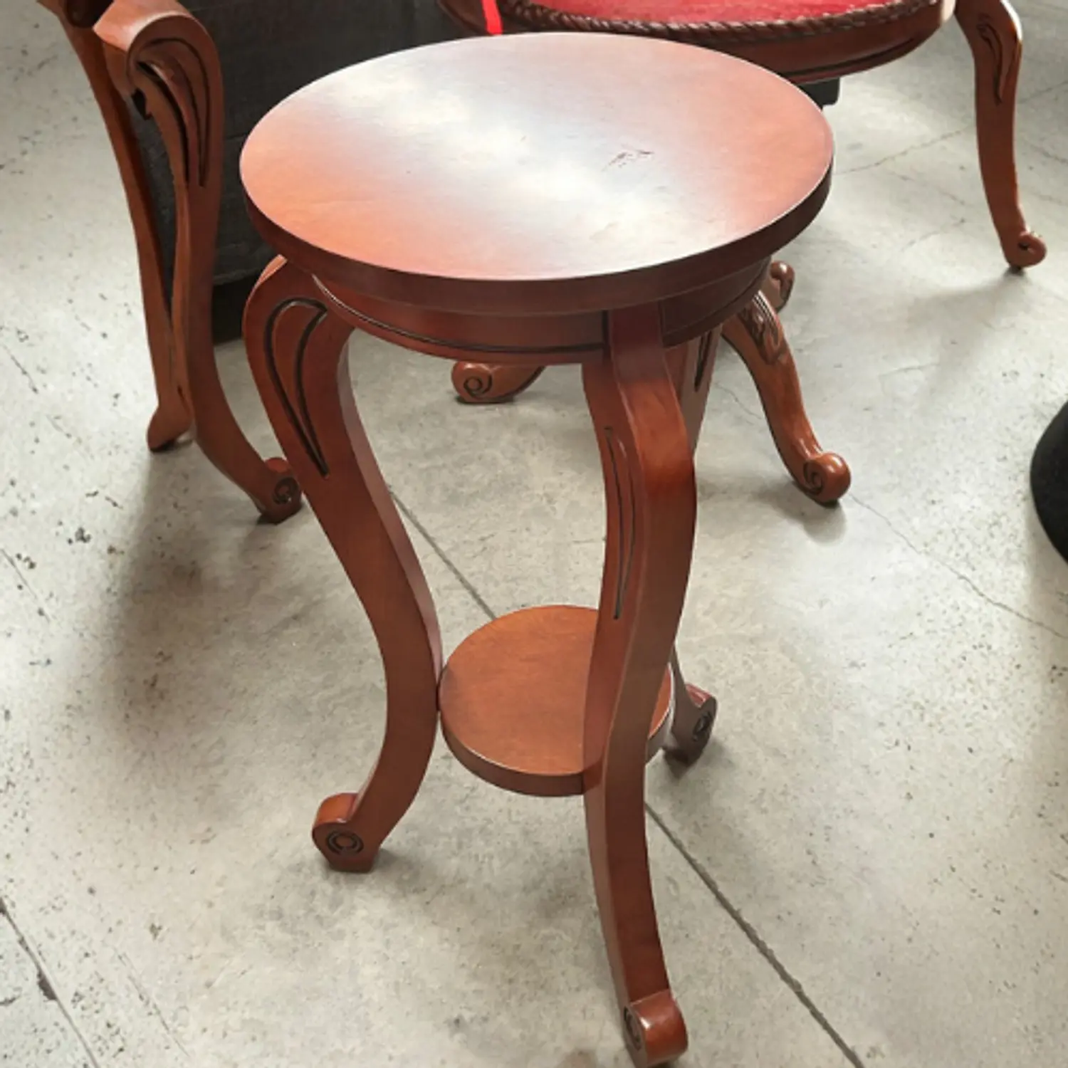 Mesa Lateral Redonda de Madera Color Caoba 2 Niveles 4