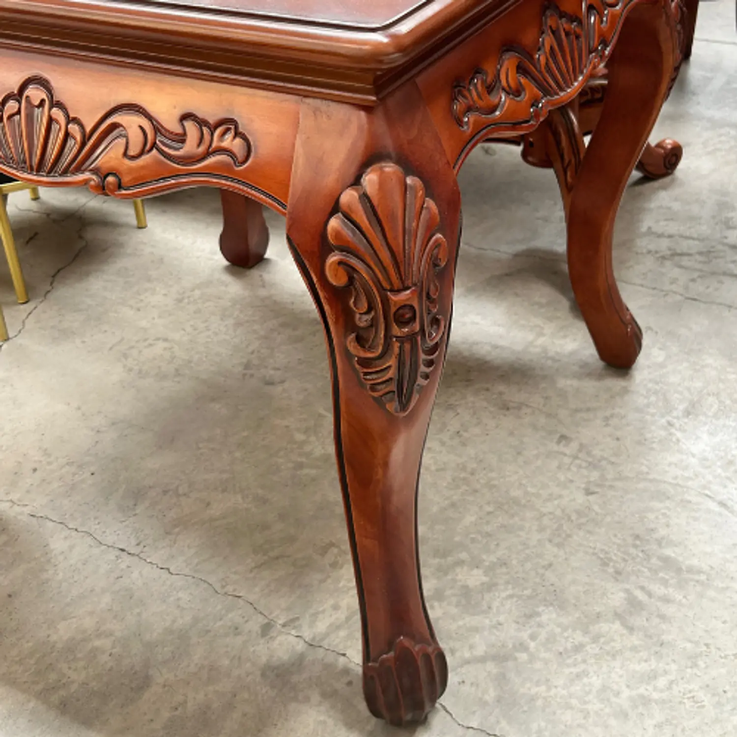 Mesa de Centro Cuadrada de Madera Tallada Color Caoba Clásica Victoriana  4