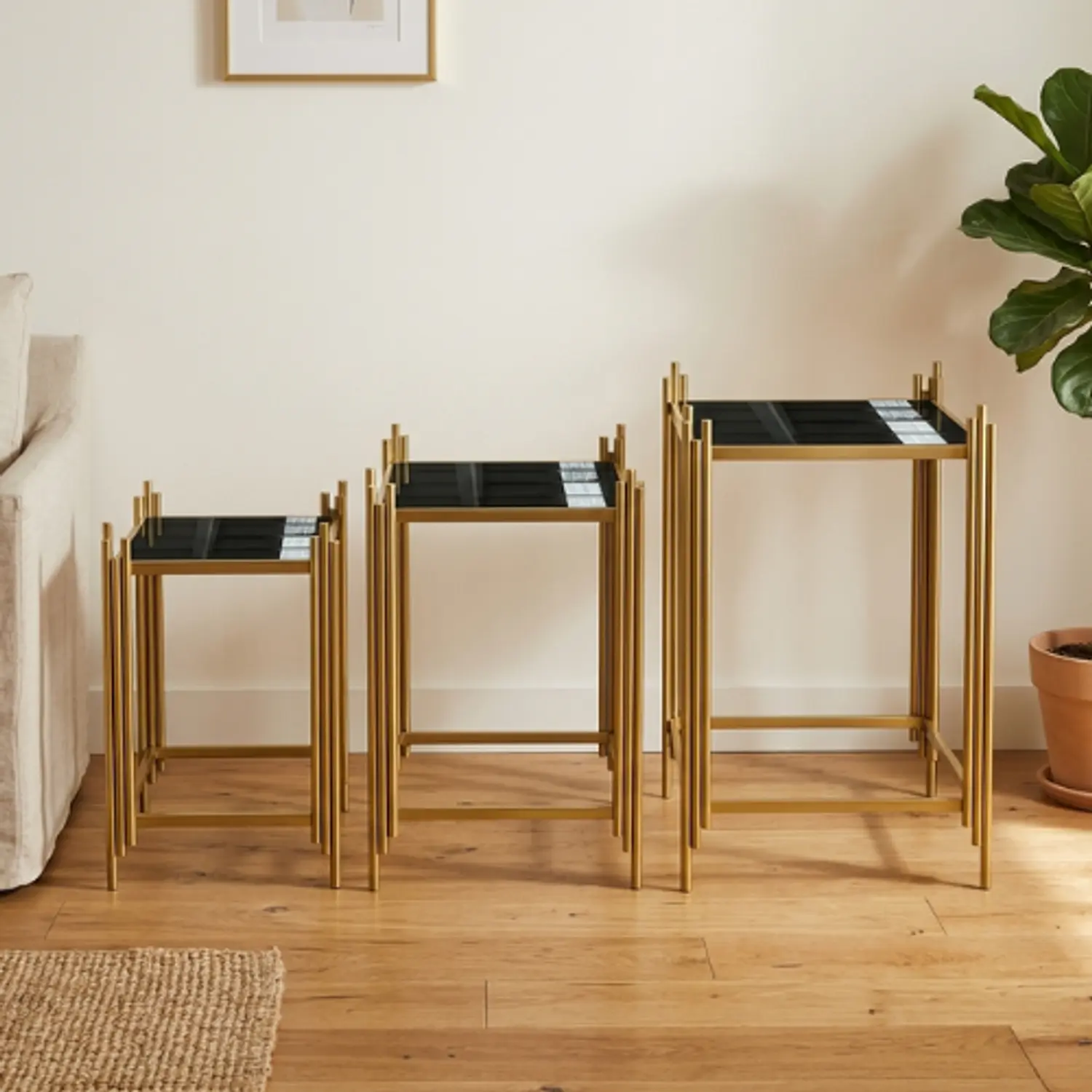 Mesas Laterales Cuadradas Negras con Patas Doradas Modernas 1