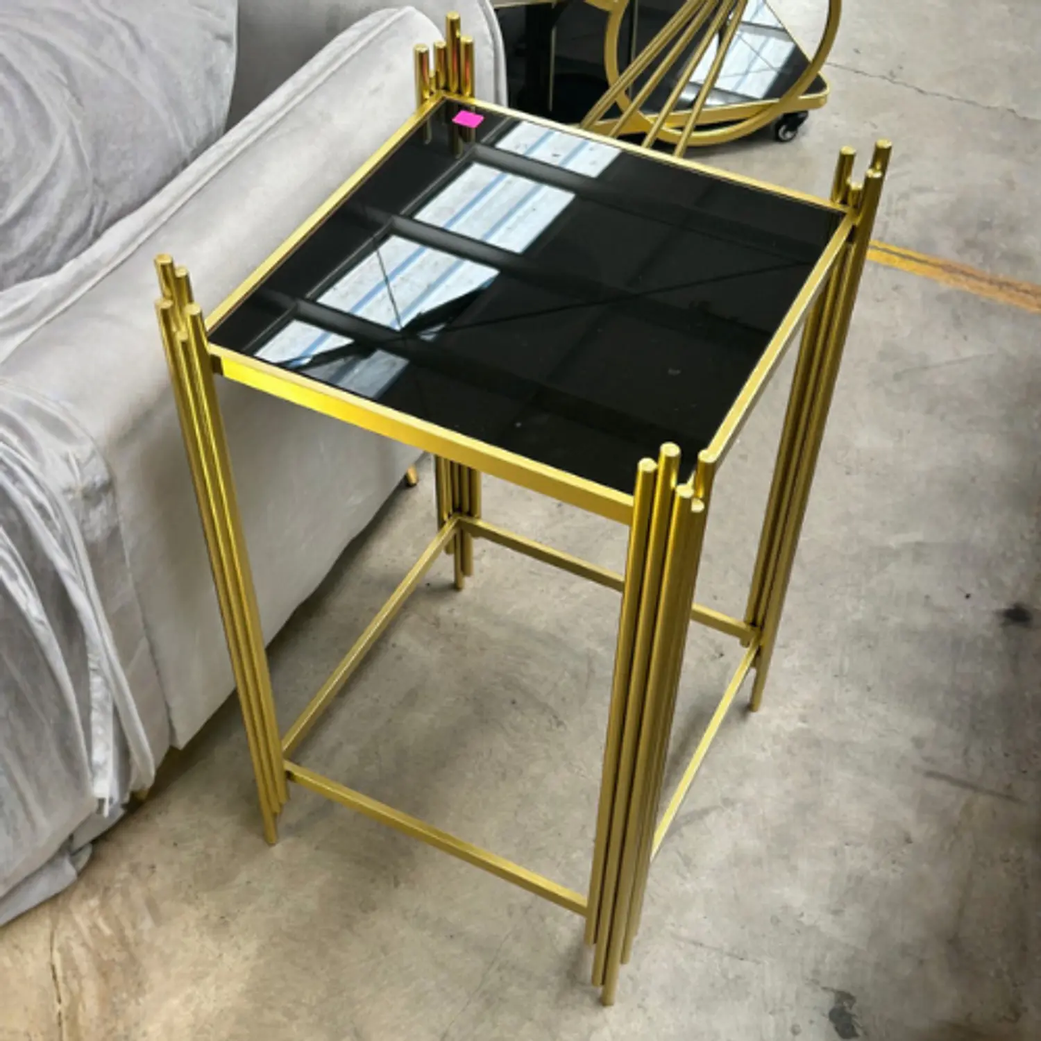 Mesas Laterales Cuadradas Negras con Patas Doradas Modernas 7