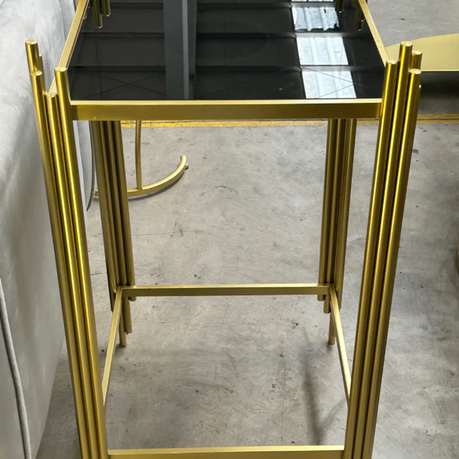 Mesas Laterales Cuadradas Negras con Patas Doradas Modernas 8