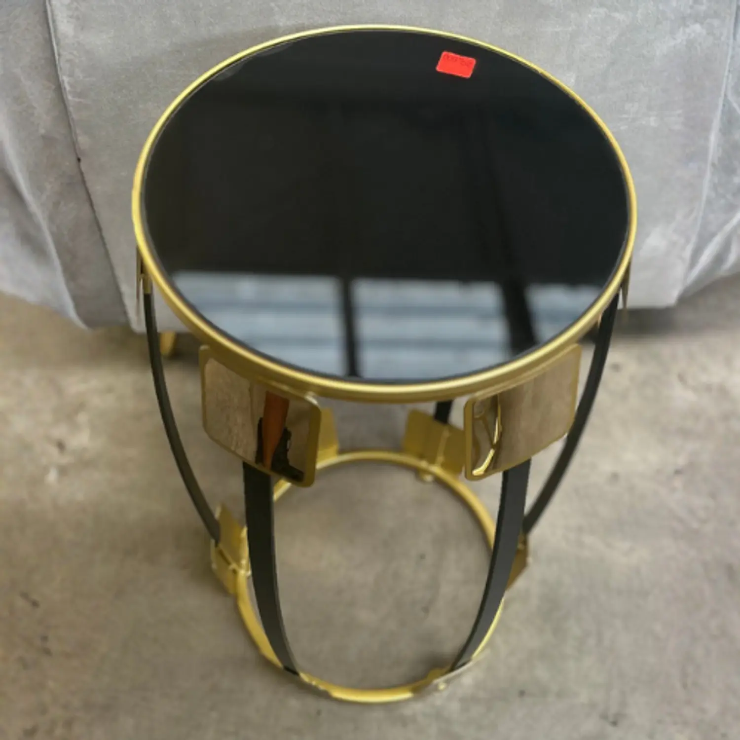 Mesa Lateral Redonda Acrílico Negra con Base Dorada 3