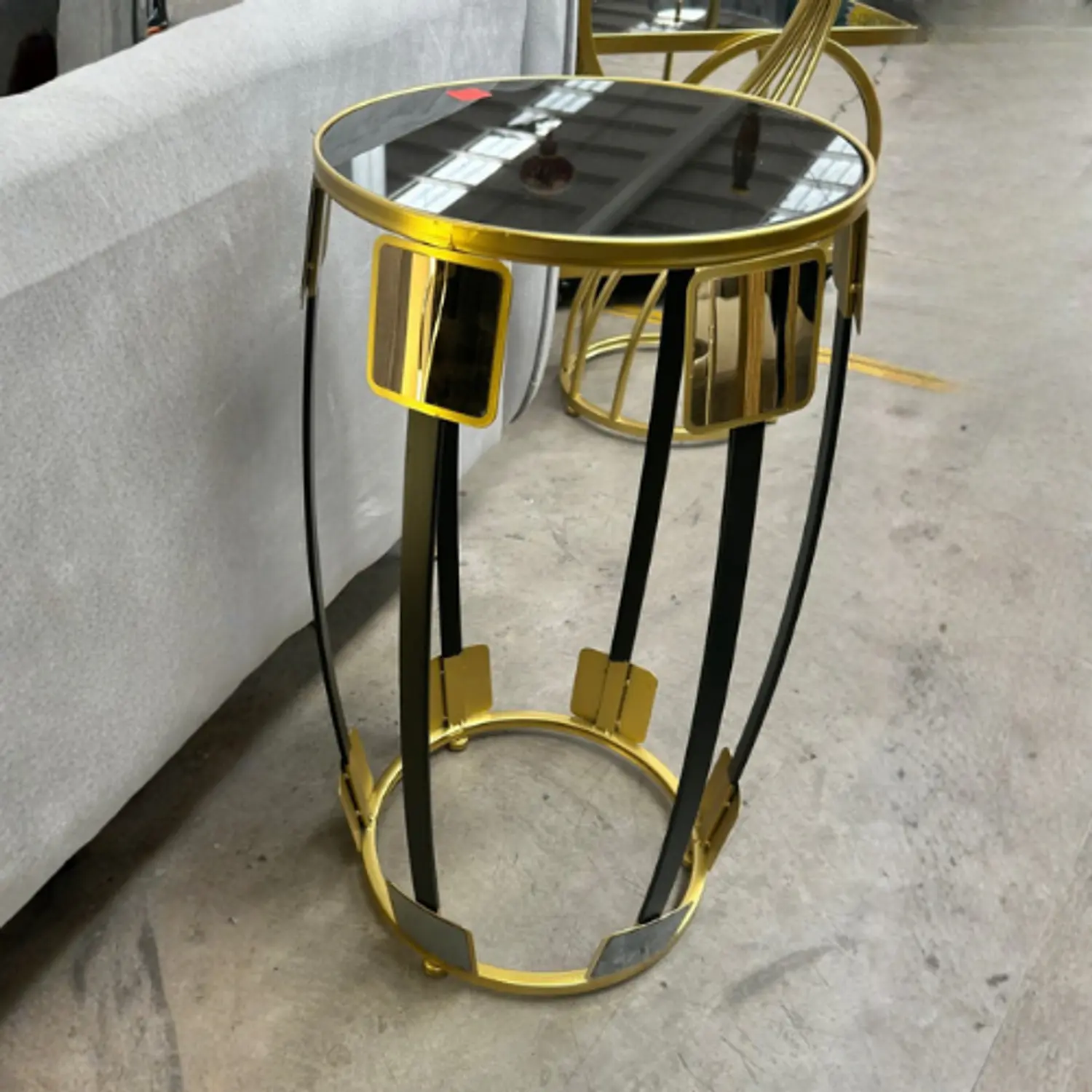 Mesa Lateral Redonda Acrílico Negra con Base Dorada 4