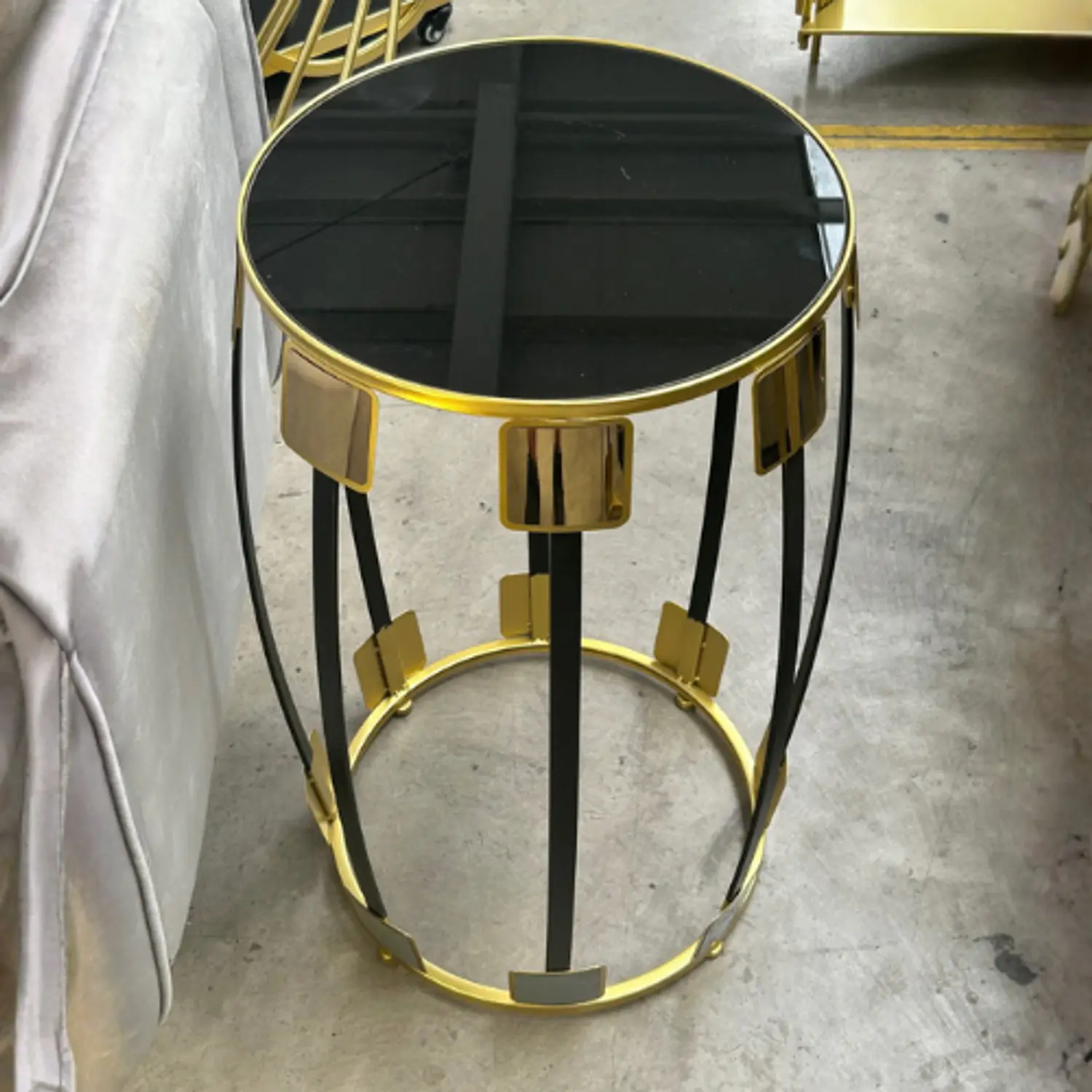 Mesa Lateral Redonda Acrílico Negra con Base Dorada 5