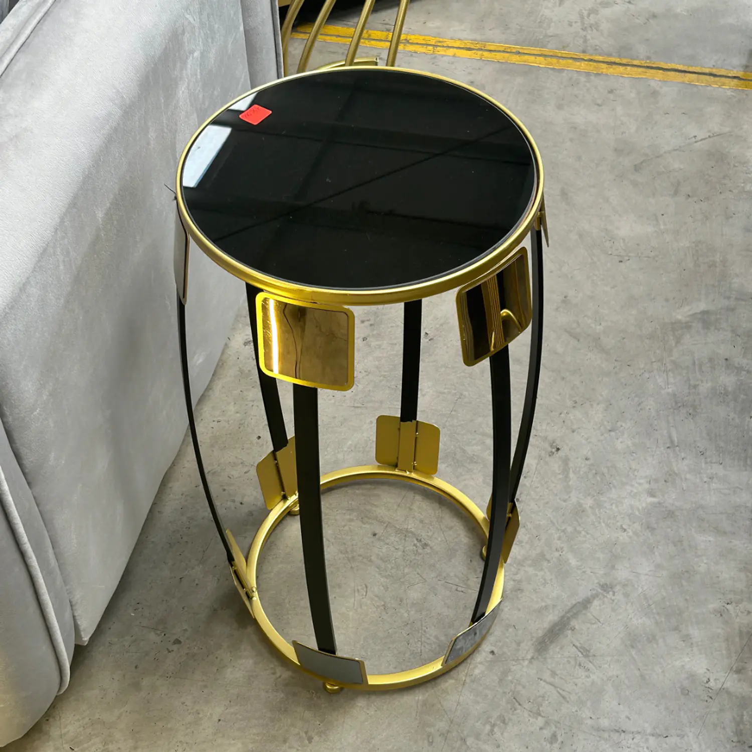 Mesa Lateral Redonda Acrílico Negra con Base Dorada 6