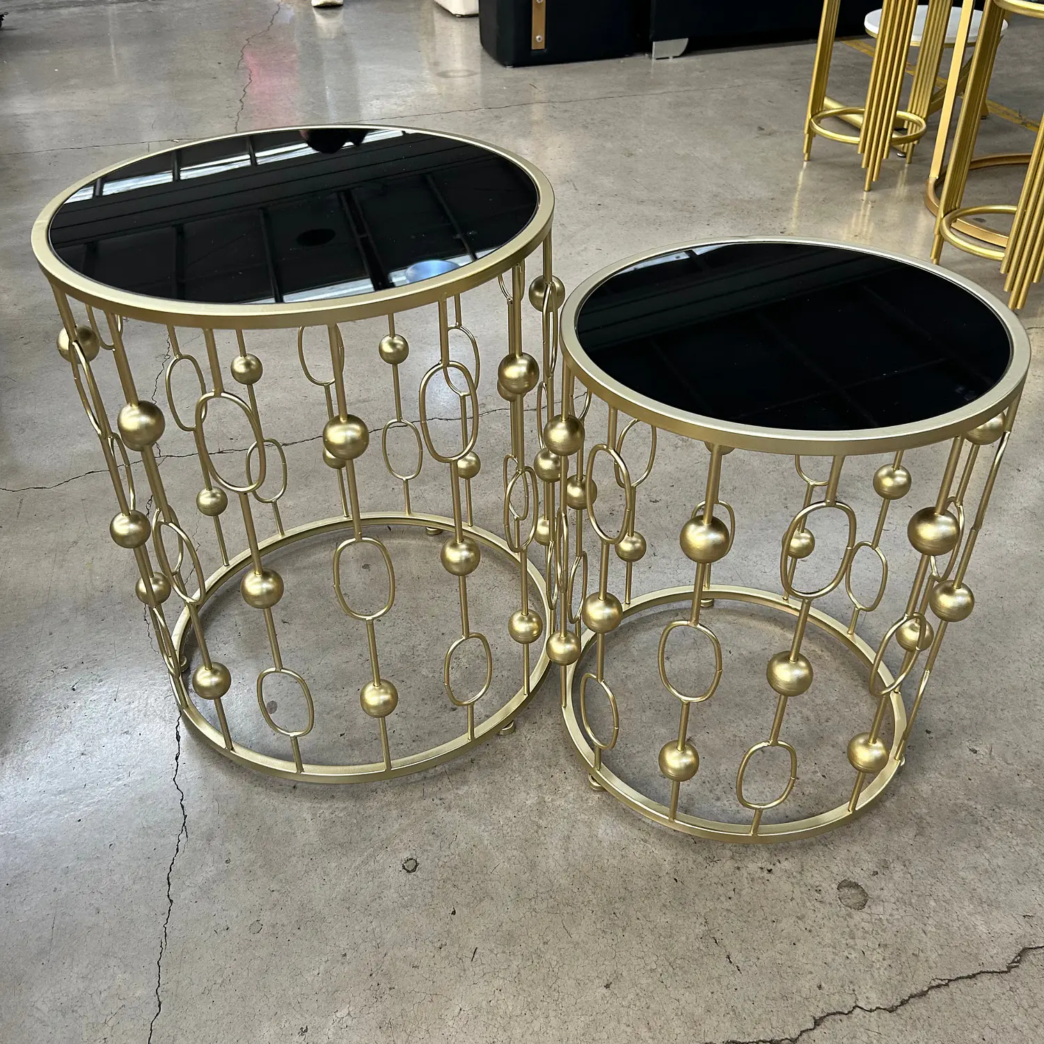 Set 2 Mesas Laterales Redondas Cristal Negro y Estructura Dorada 7