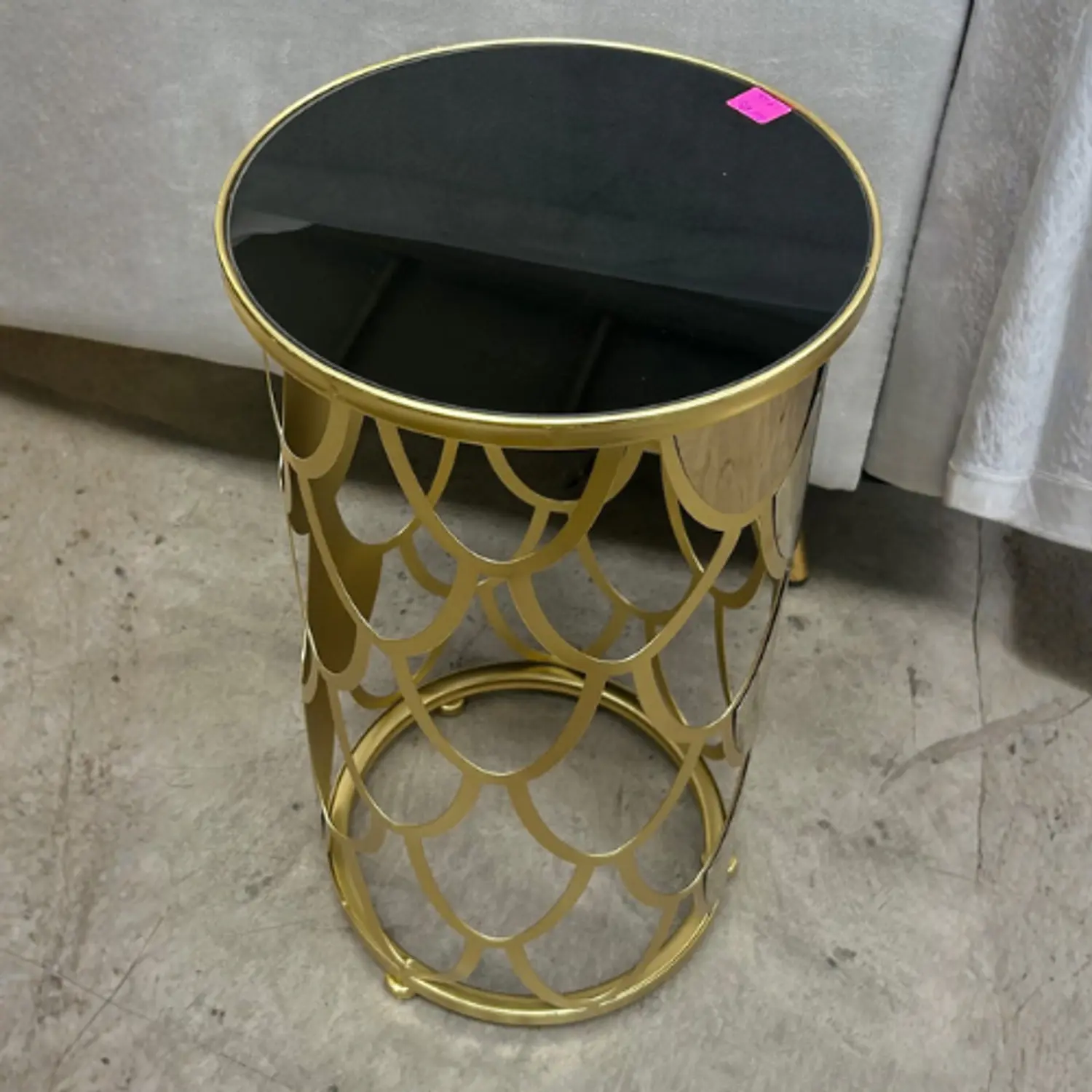 Mesa Lateral Redonda Dorada Hojuela Metálica con Cubierta Negra 6