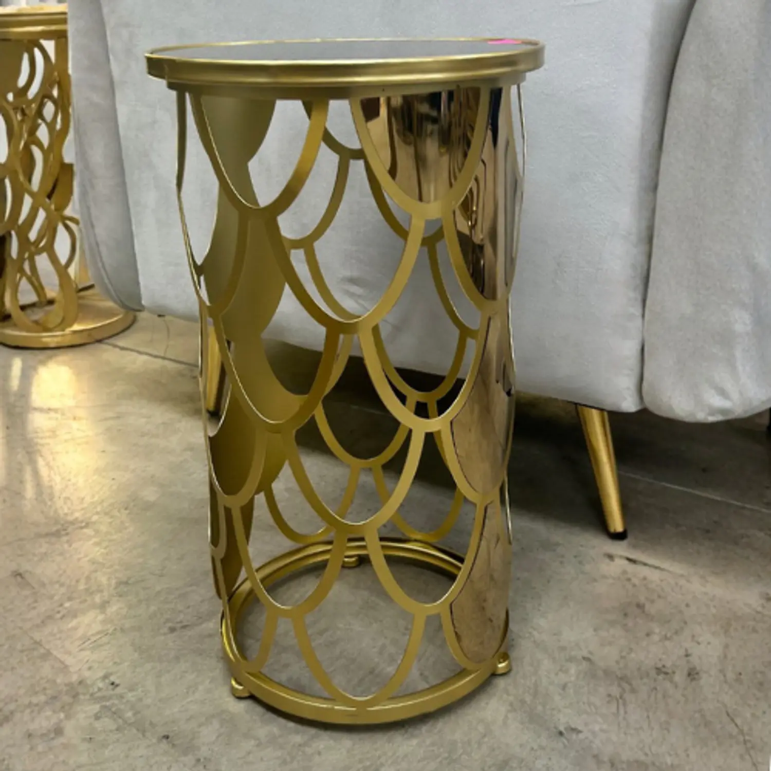 Mesa Lateral Redonda Dorada Hojuela Metálica con Cubierta Negra 5