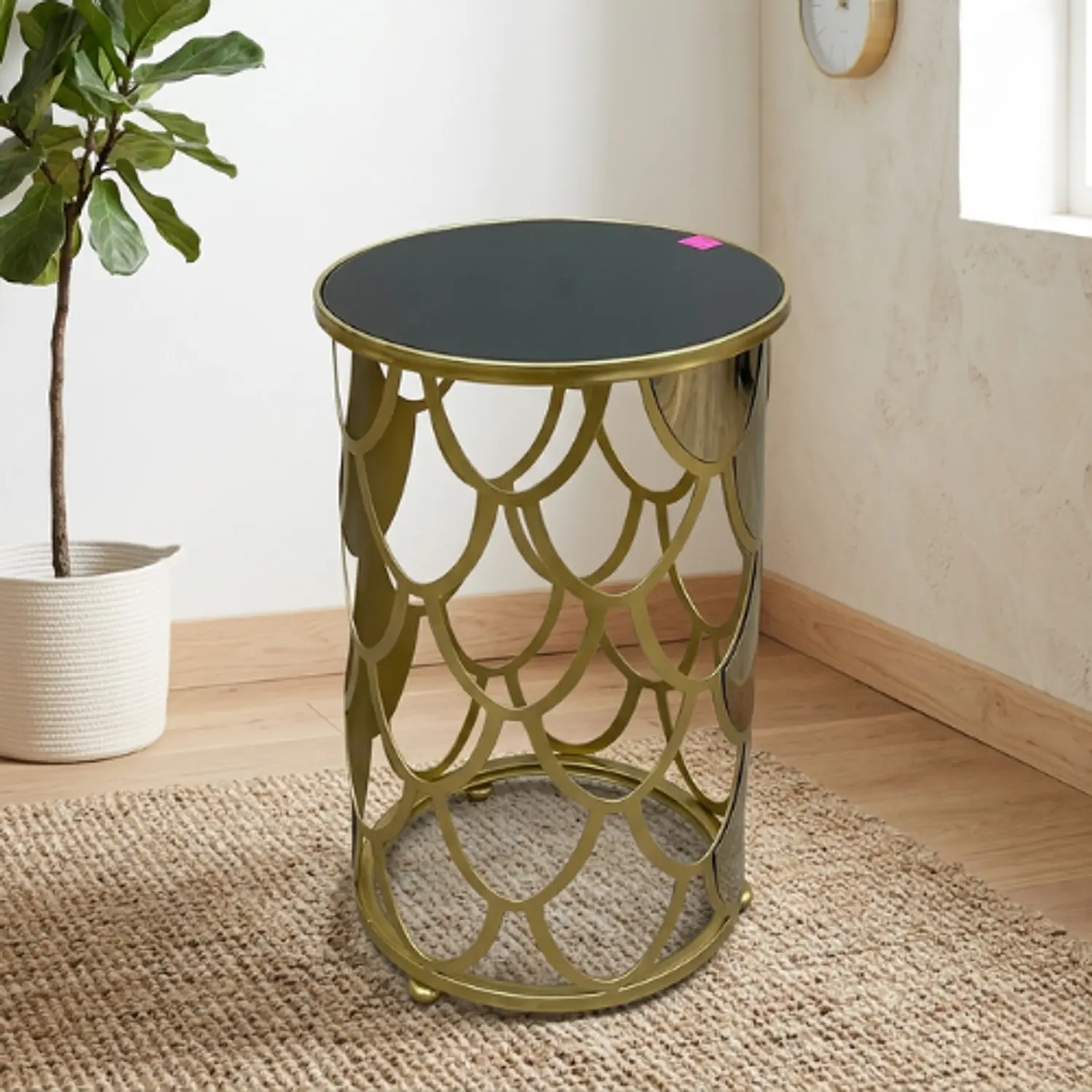 Mesa Lateral Redonda Dorada Hojuela Metálica con Cubierta Negra 1