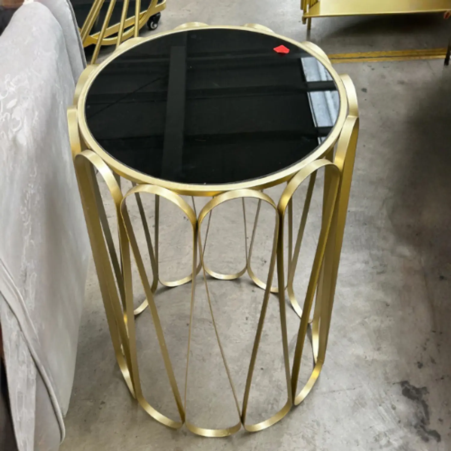 Mesa Lateral Cairo Postmoderna  Metalica Gold 70x40  3